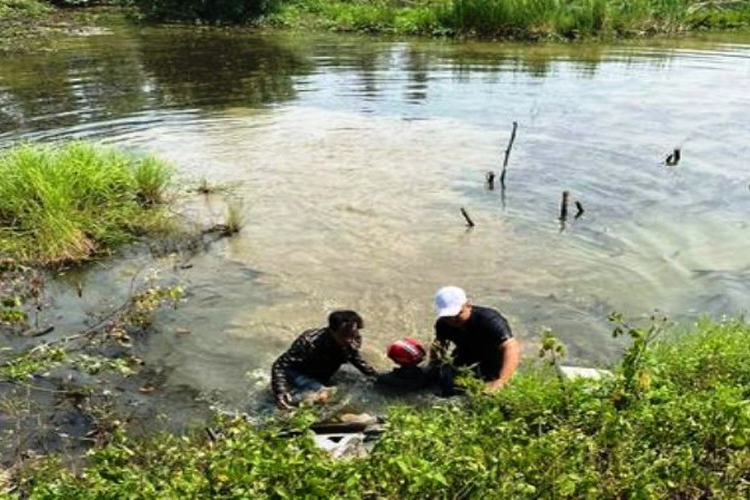 Cứu thiếu niên say nắng, lao xe đạp điện xuống mương nước - 1