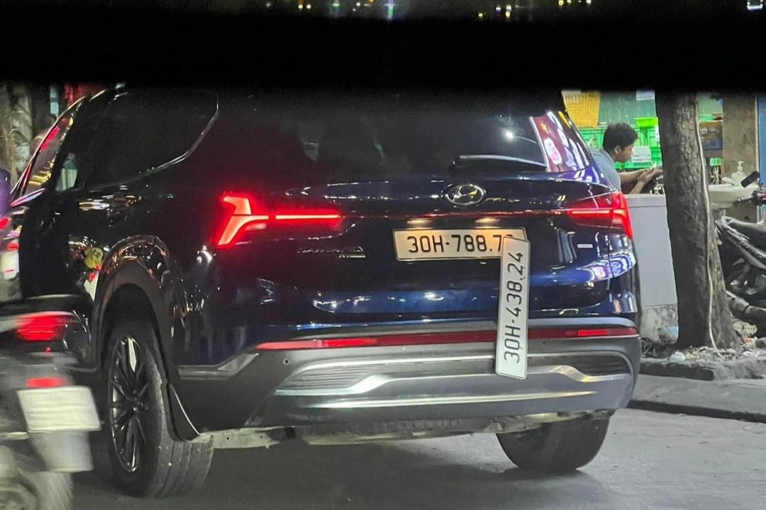 Xác minh hình ảnh xe Santafe đeo 2 biển số Hà Nội - 1 Xác minh hình ảnh xe Santafe đeo 2 biển số Hà Nội - 1