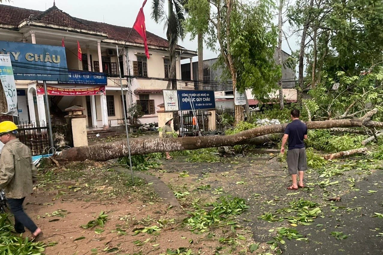 Giông lốc thổi bay nhiều mái nhà, cột điện, 11 thuyền cá bị nhấn chìm - 2