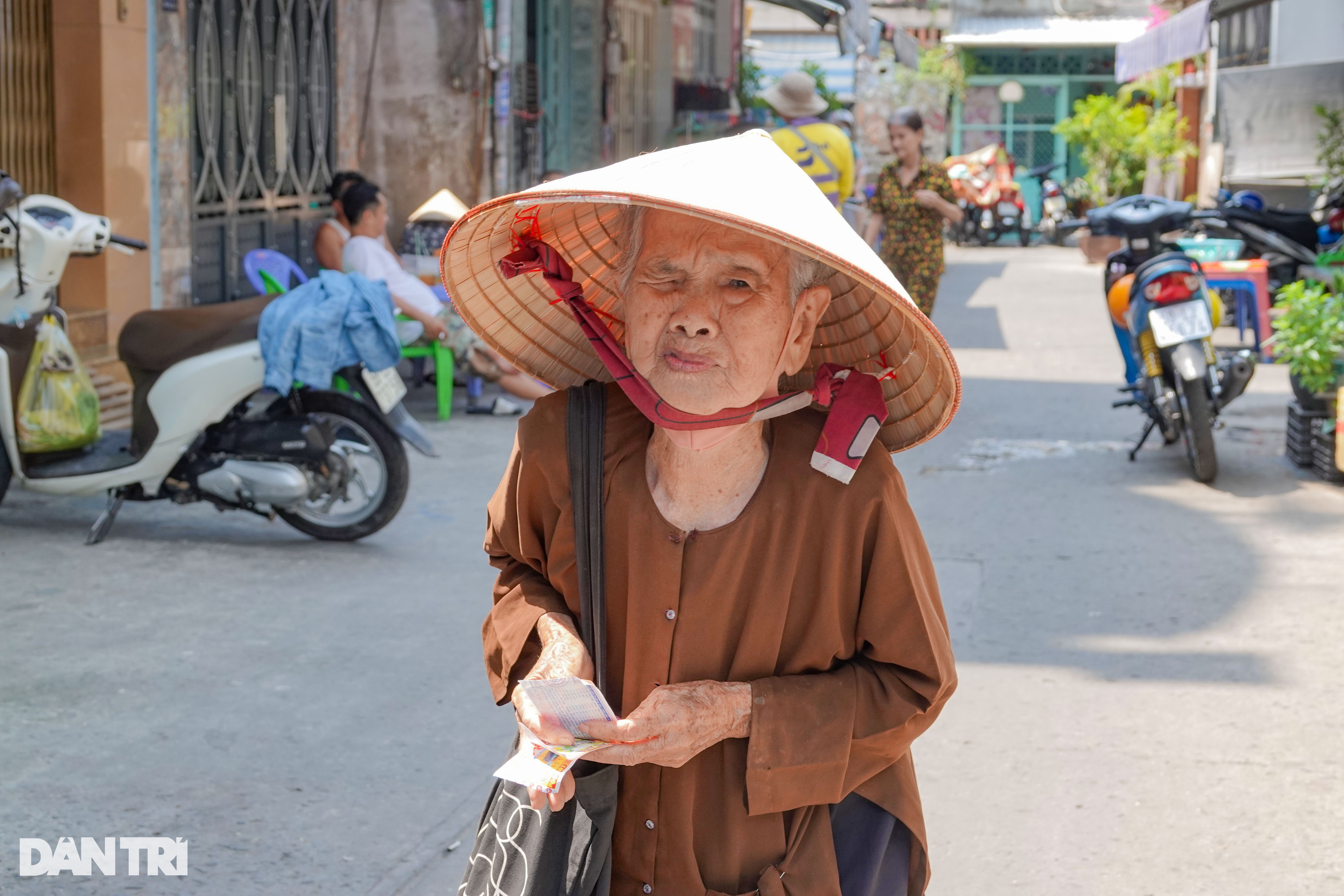 Cụ bà U90 từng có 3 căn nhà nay phải đi ở trọ, bán vé số kiếm 50.000 đồng - 6