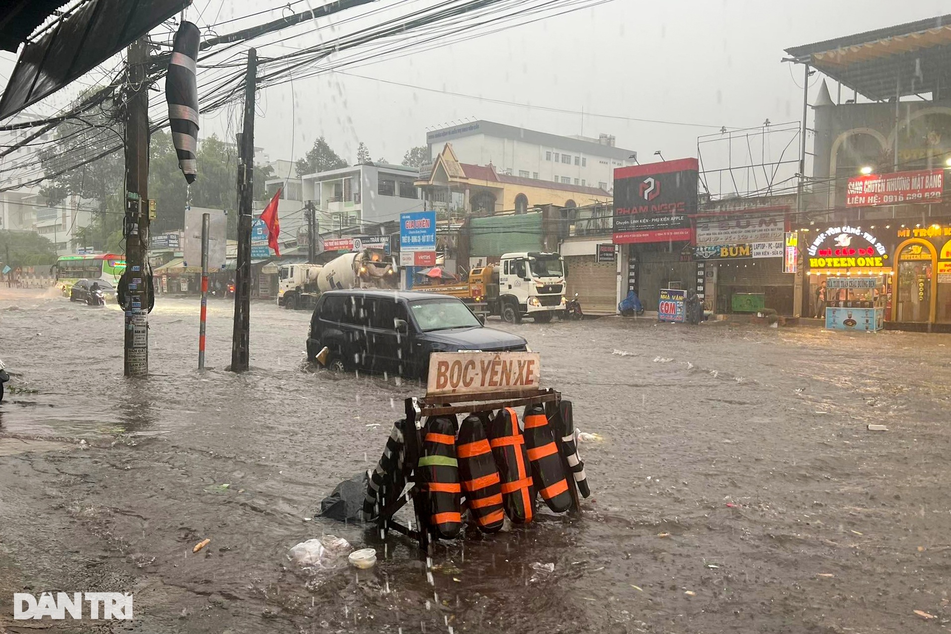 Nhiều người đi xe máy bị ngã trong cơn mưa lớn và ngập sâu ở Đồng Nai - 1