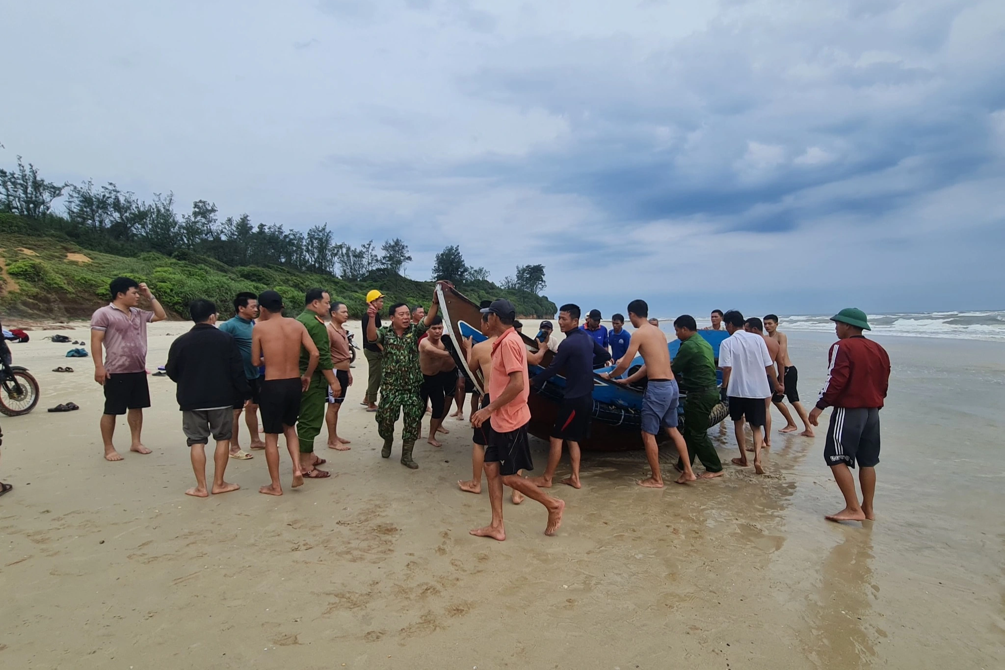 Giông lốc thổi bay nhiều mái nhà, cột điện, 11 thuyền cá bị nhấn chìm - 7