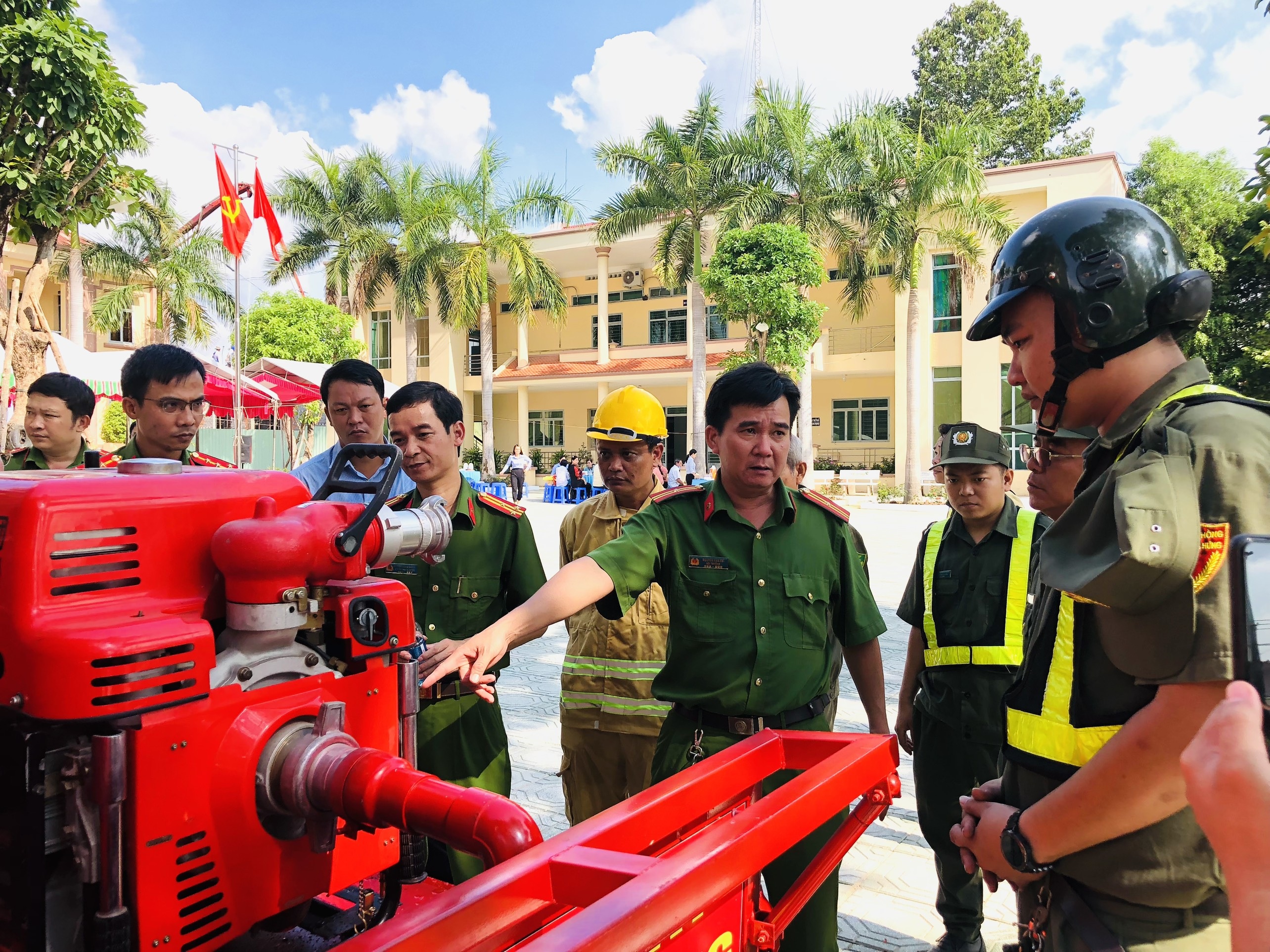 Xuất hiện xe ba gác chữa cháy lưu động đầu tiên tại Bình Dương - 1