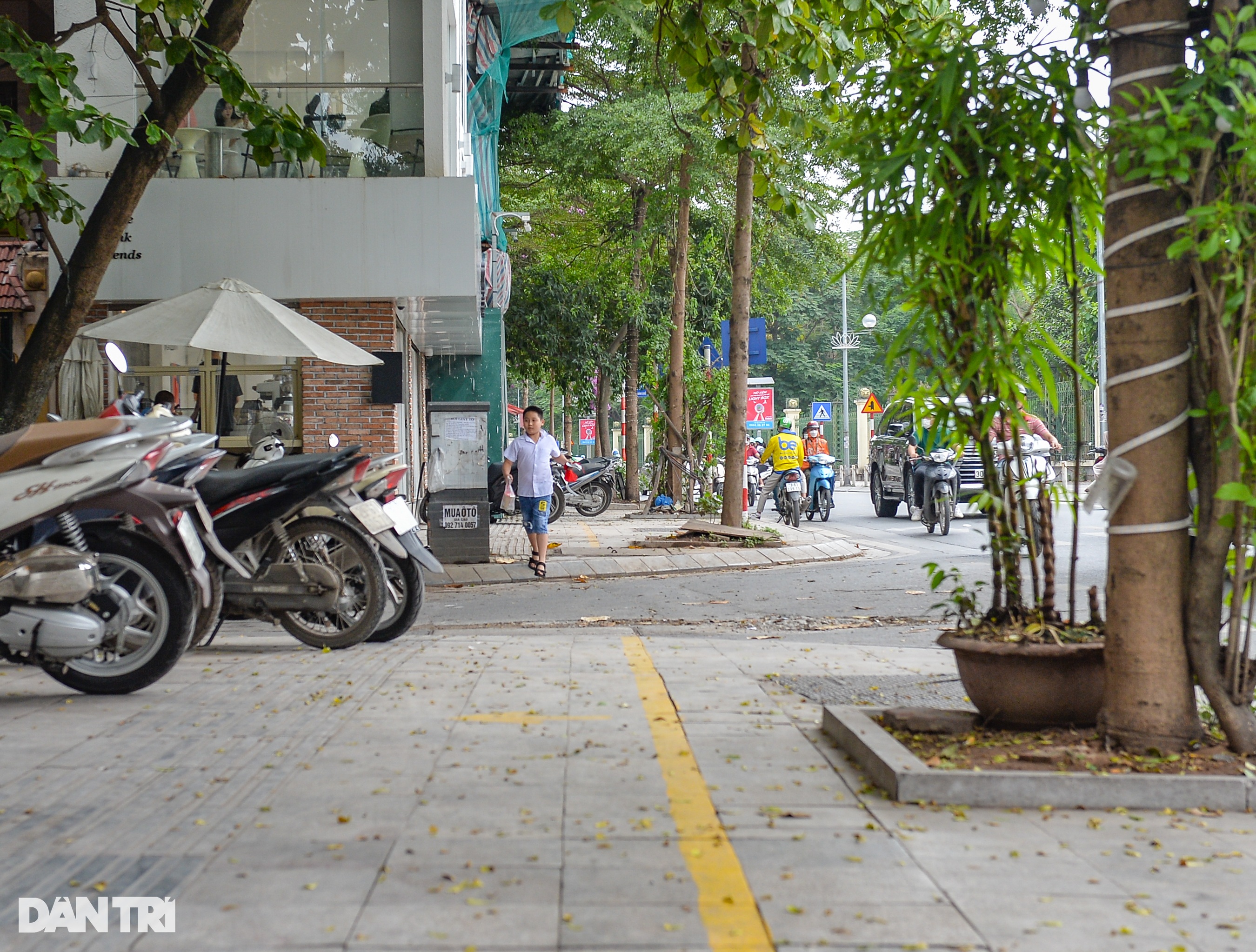Những tuyến phố hiếm hoi có vỉa hè cho người đi bộ ở Hà Nội - 6