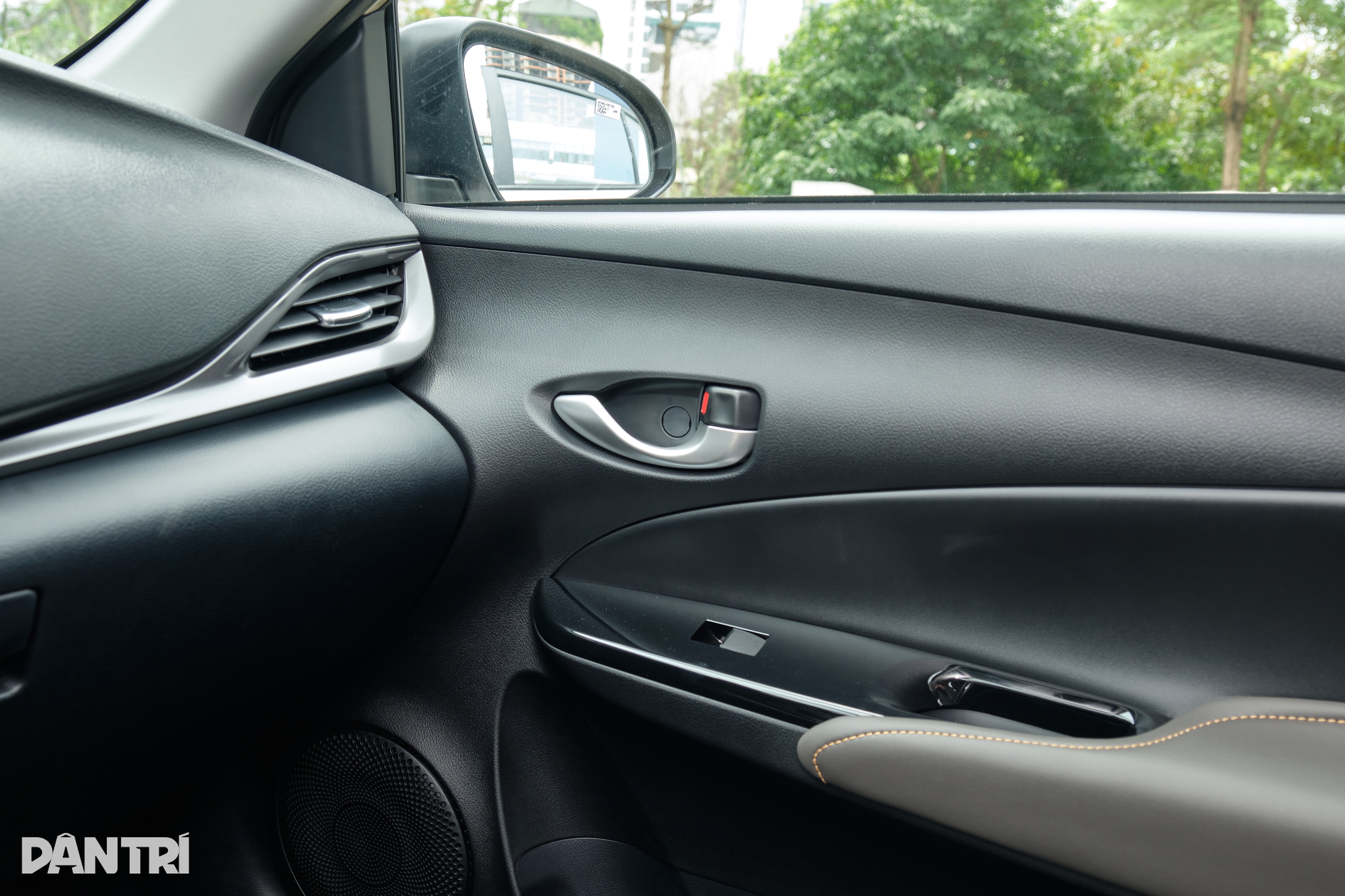 View - Cận cảnh Toyota Vios 2023: Liệu có đủ sức duy trì ngôi "vua doanh số"? | Báo Dân trí