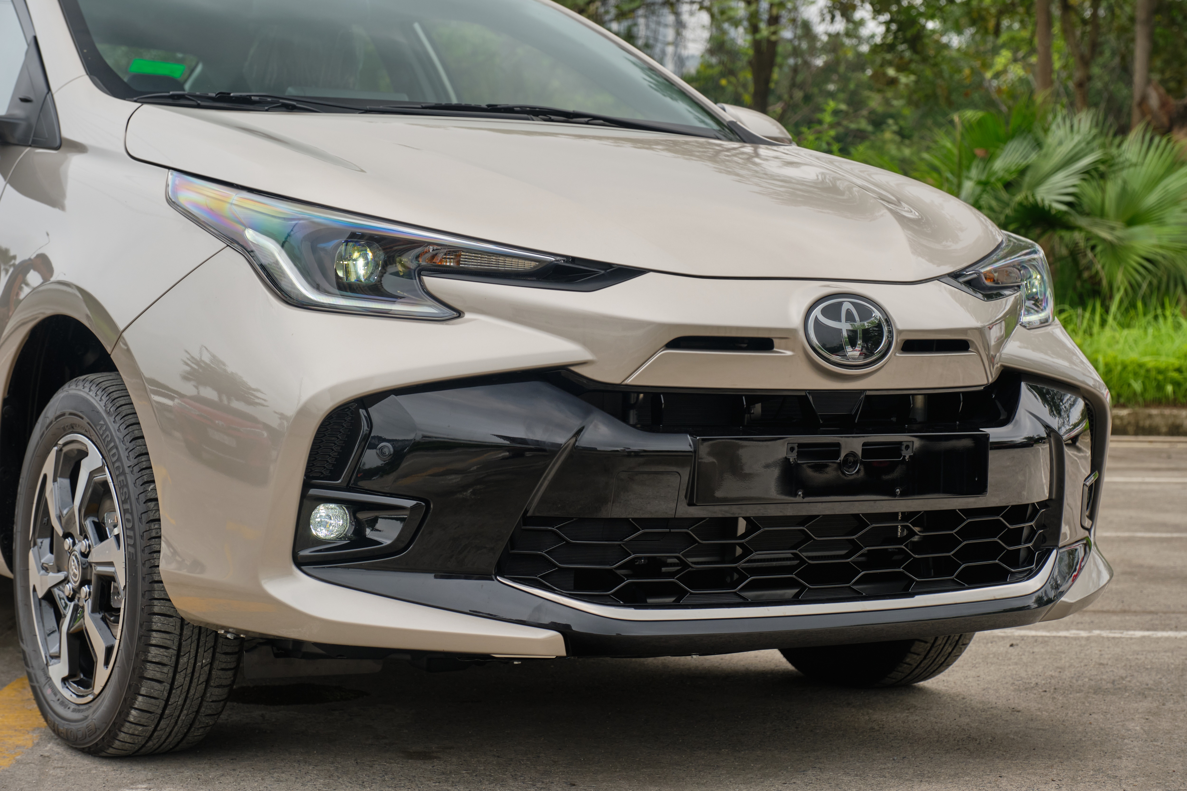Cận cảnh Toyota Vios 2023: Liệu có đủ sức duy trì ngôi vua doanh số? - 2