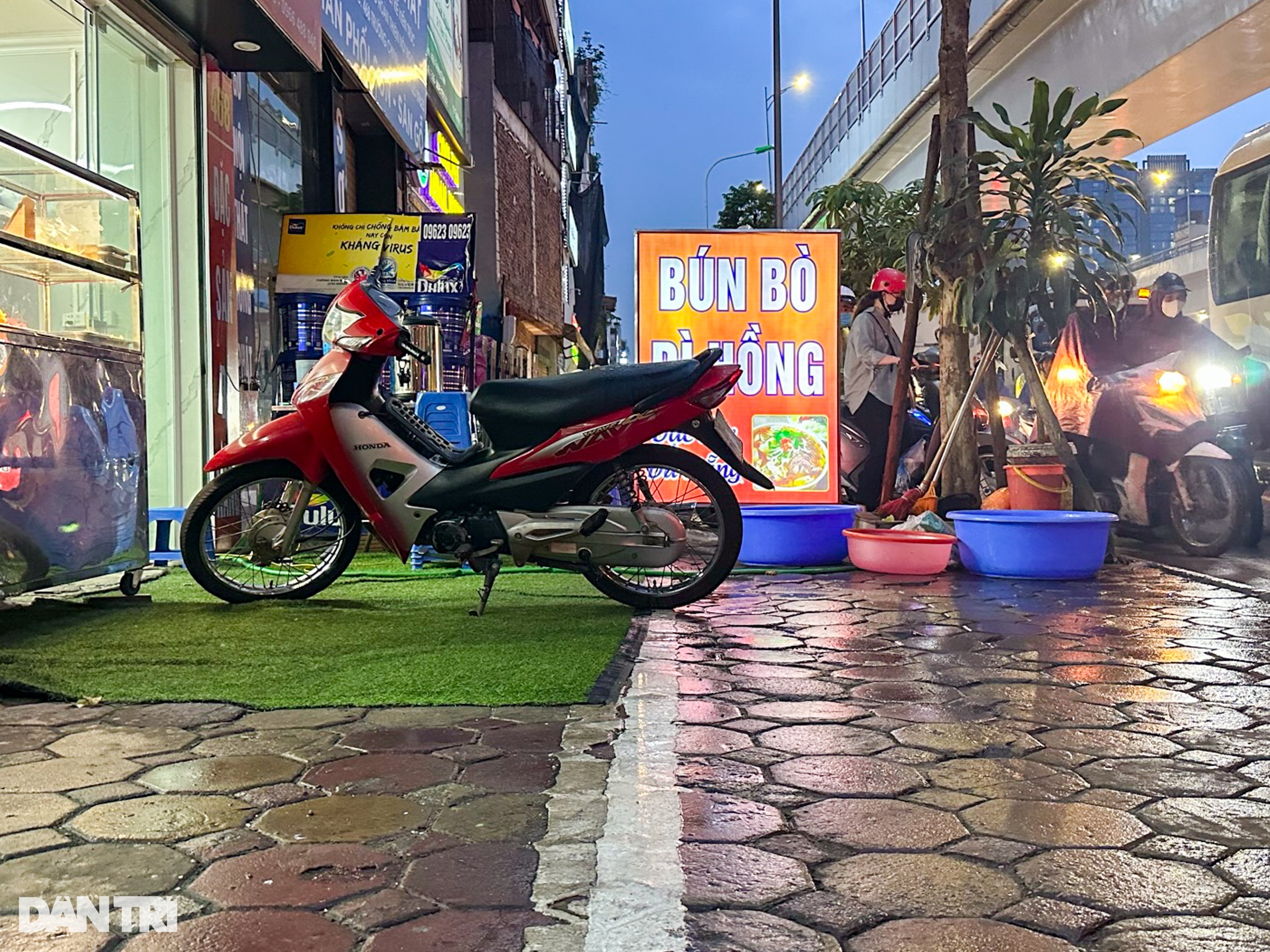 Xử lý lấn chiếm vỉa hè ở Hà Nội: Người dân vẫn phải đi xuống lòng đường! - 11 Xử lý lấn chiếm vỉa hè ở Hà Nội: Người dân vẫn phải đi xuống lòng đường! - 11