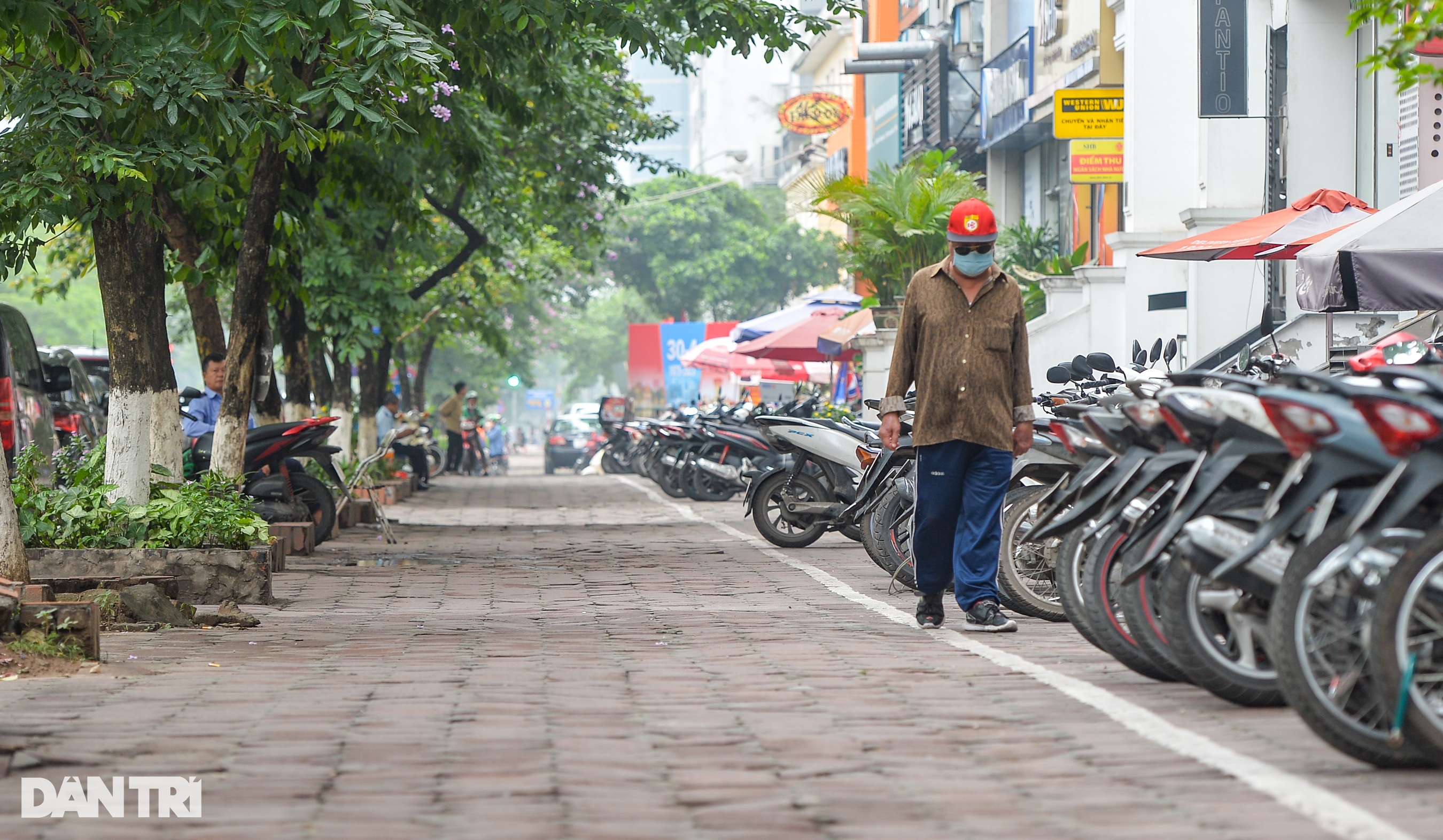 Những tuyến phố hiếm hoi có vỉa hè cho người đi bộ ở Hà Nội - 1