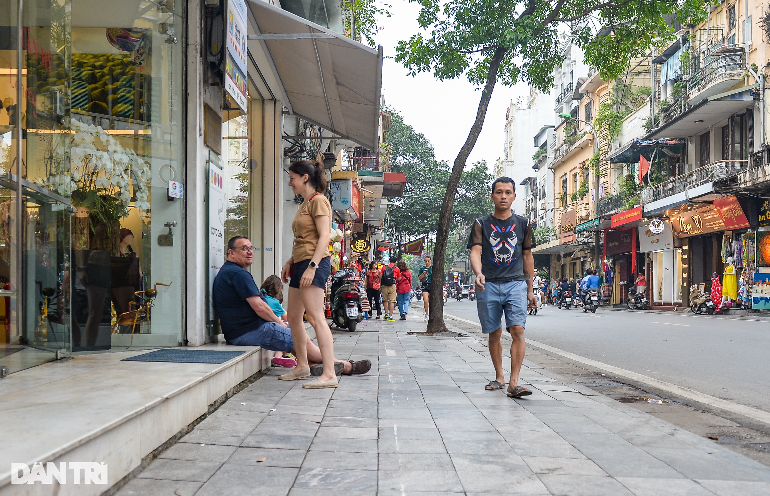 Những tuyến phố hiếm hoi có vỉa hè cho người đi bộ ở Hà Nội - 11
