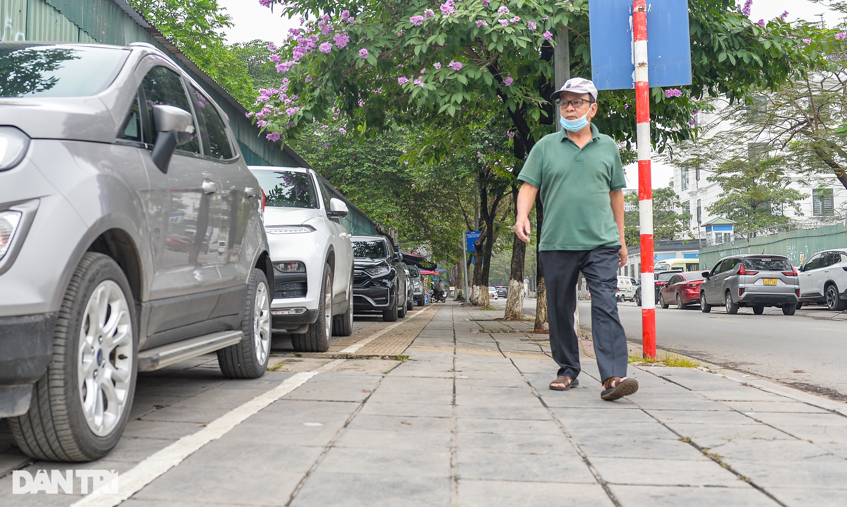 Những tuyến phố hiếm hoi có vỉa hè cho người đi bộ ở Hà Nội - 2