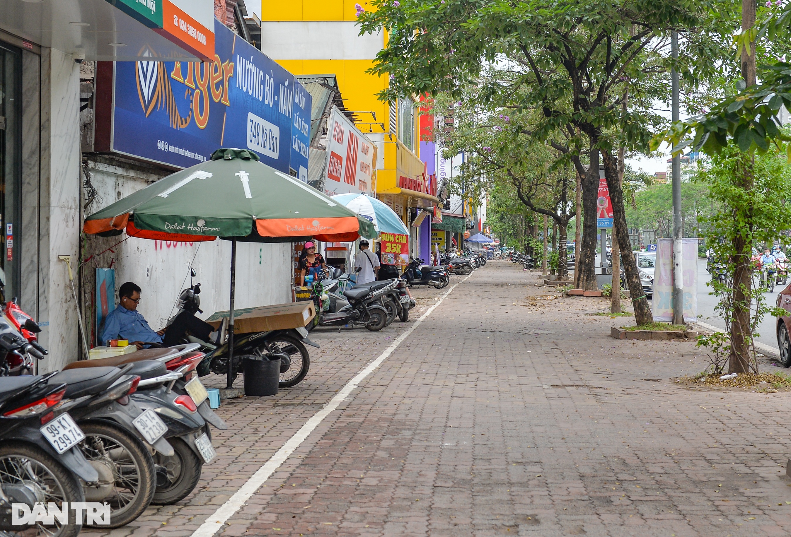 Những tuyến phố hiếm hoi có vỉa hè cho người đi bộ ở Hà Nội - 4