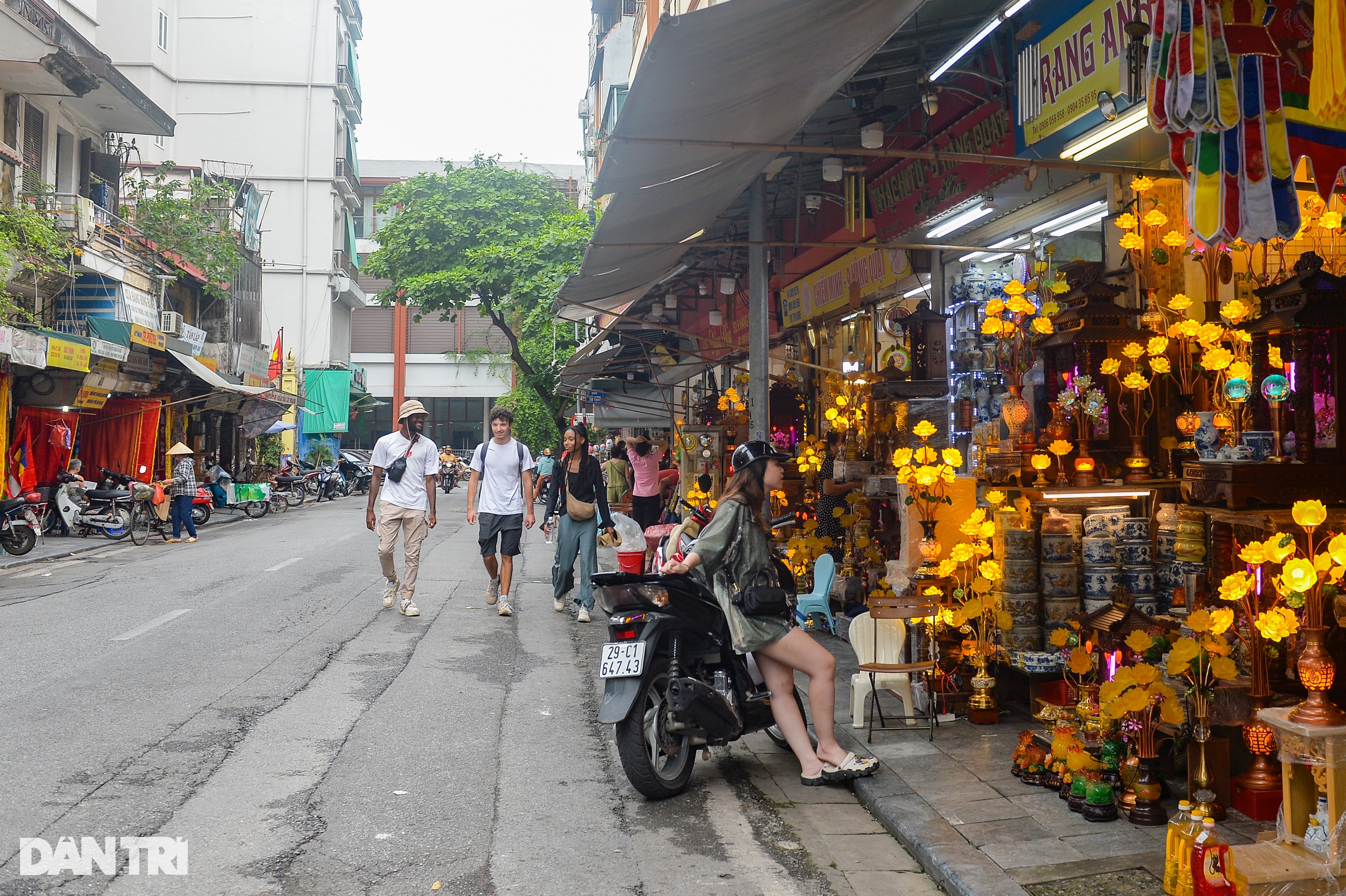 Xử lý lấn chiếm vỉa hè ở Hà Nội: Người dân vẫn phải đi xuống lòng đường! - 3 Xử lý lấn chiếm vỉa hè ở Hà Nội: Người dân vẫn phải đi xuống lòng đường! - 3