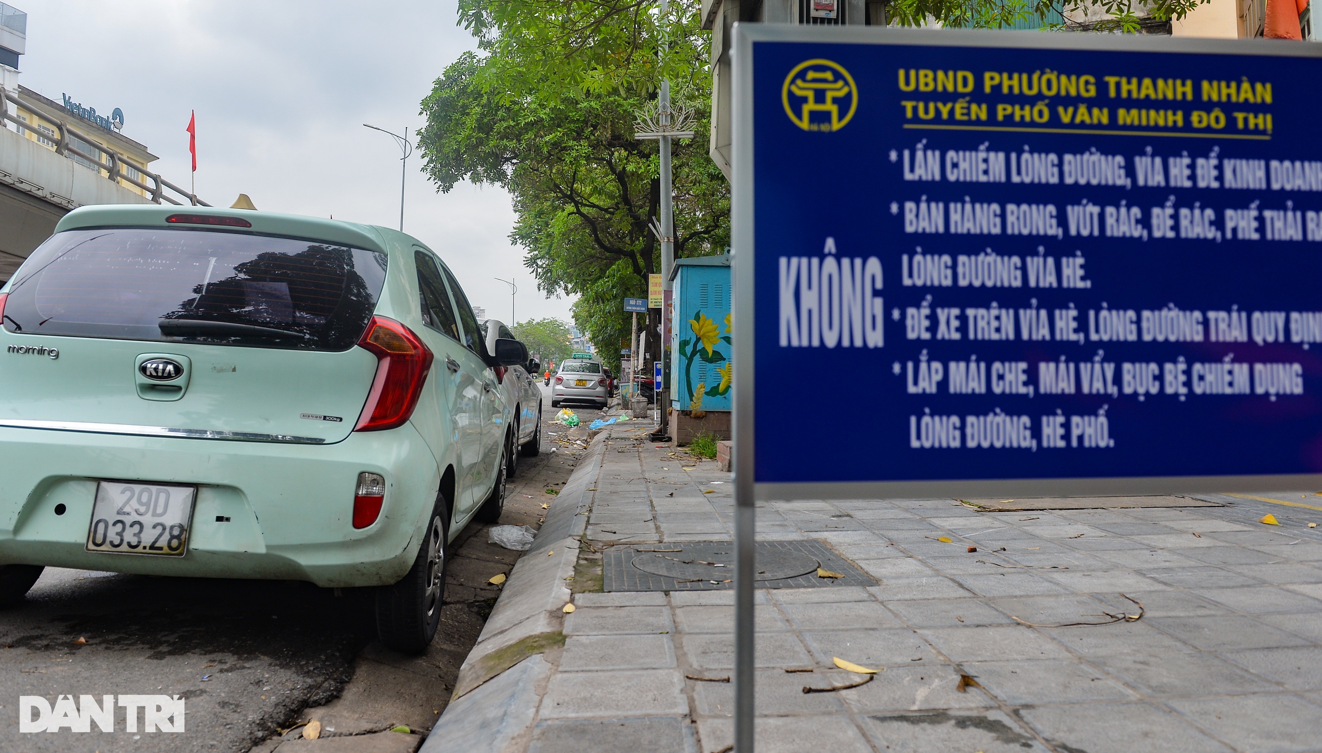 Xử lý lấn chiếm vỉa hè ở Hà Nội: Người dân vẫn phải đi xuống lòng đường! - 6 Xử lý lấn chiếm vỉa hè ở Hà Nội: Người dân vẫn phải đi xuống lòng đường! - 6