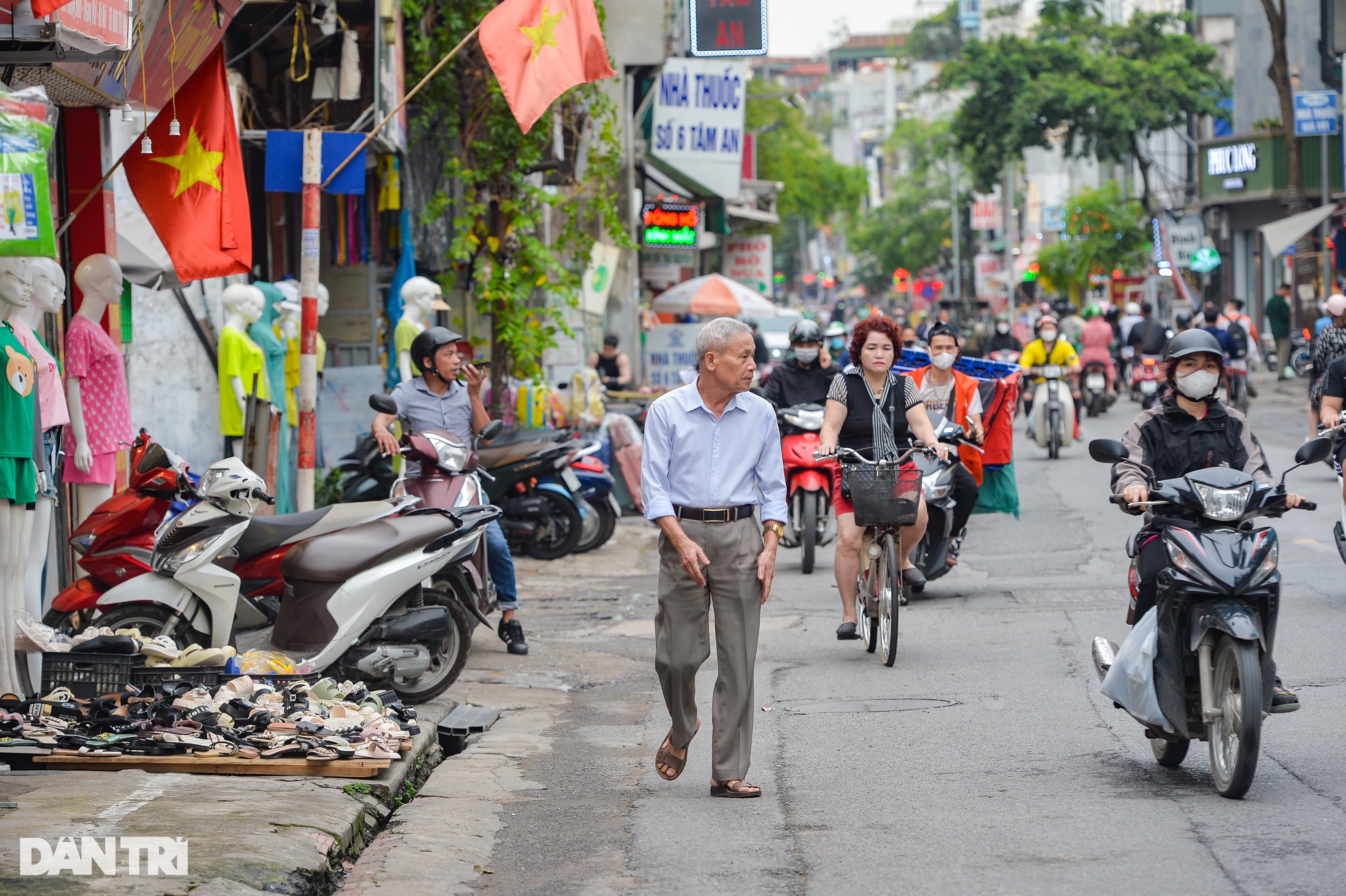Xử lý lấn chiếm vỉa hè ở Hà Nội: Người dân vẫn phải đi xuống lòng đường! - 9