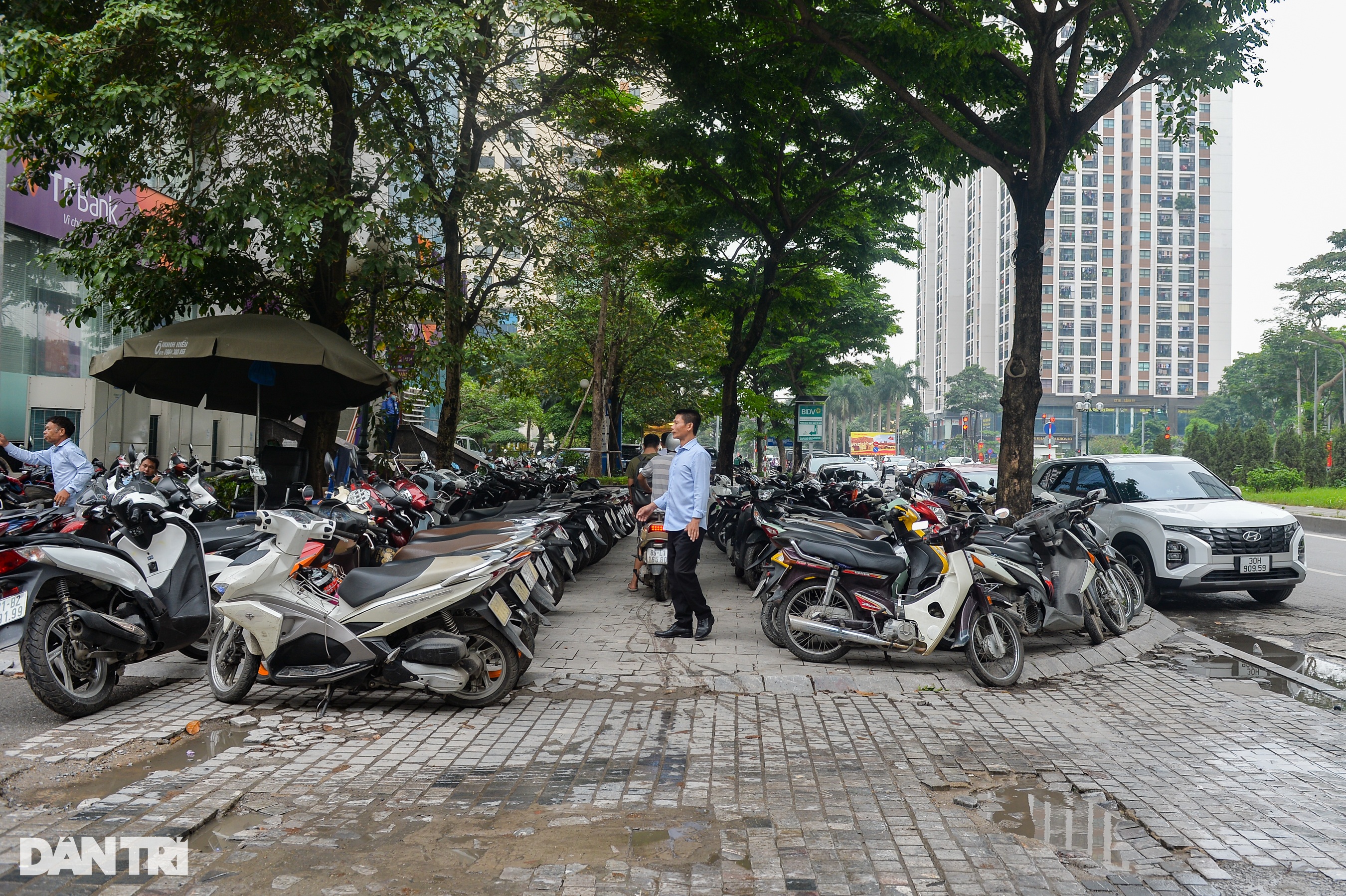 Xử lý lấn chiếm vỉa hè ở Hà Nội: Người dân vẫn phải đi xuống lòng đường! - 2 Xử lý lấn chiếm vỉa hè ở Hà Nội: Người dân vẫn phải đi xuống lòng đường! - 2