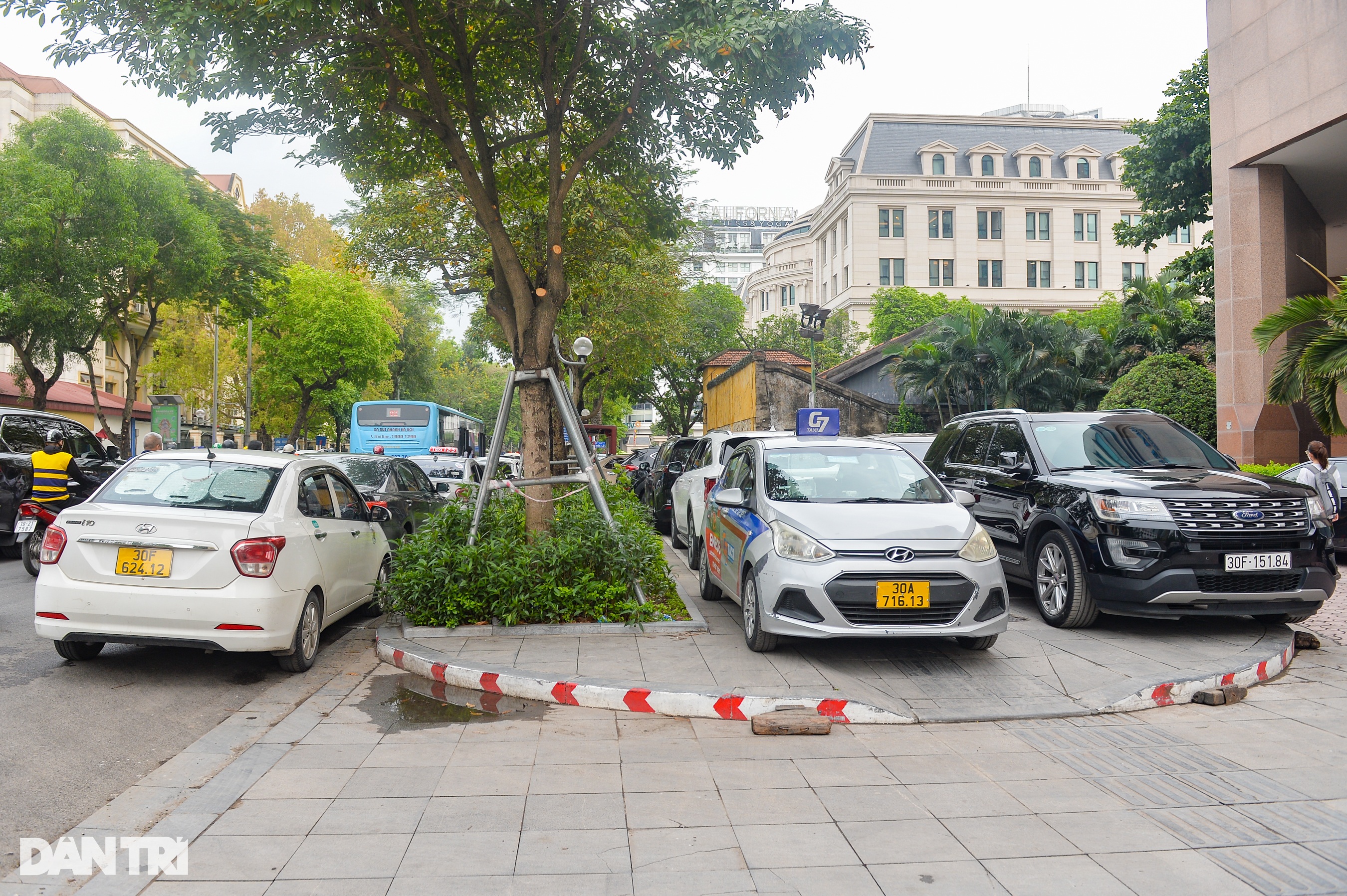 Xử lý lấn chiếm vỉa hè ở Hà Nội: Người dân vẫn phải đi xuống lòng đường! - 4 Xử lý lấn chiếm vỉa hè ở Hà Nội: Người dân vẫn phải đi xuống lòng đường! - 4