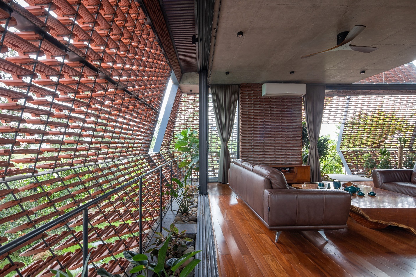 View - Nhà tổ ngói độc lạ ở Hà Nam: Dùng 22.000 viên ngói xây gần 2 năm mới xong | Báo Dân trí