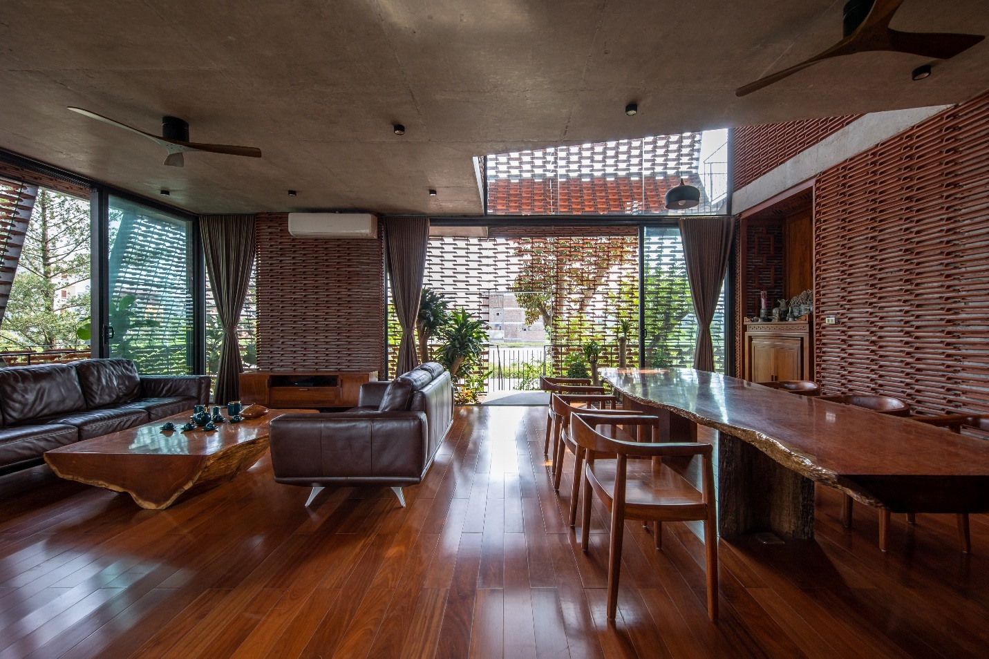 View - Nhà tổ ngói độc lạ ở Hà Nam: Dùng 22.000 viên ngói xây gần 2 năm mới xong | Báo Dân trí