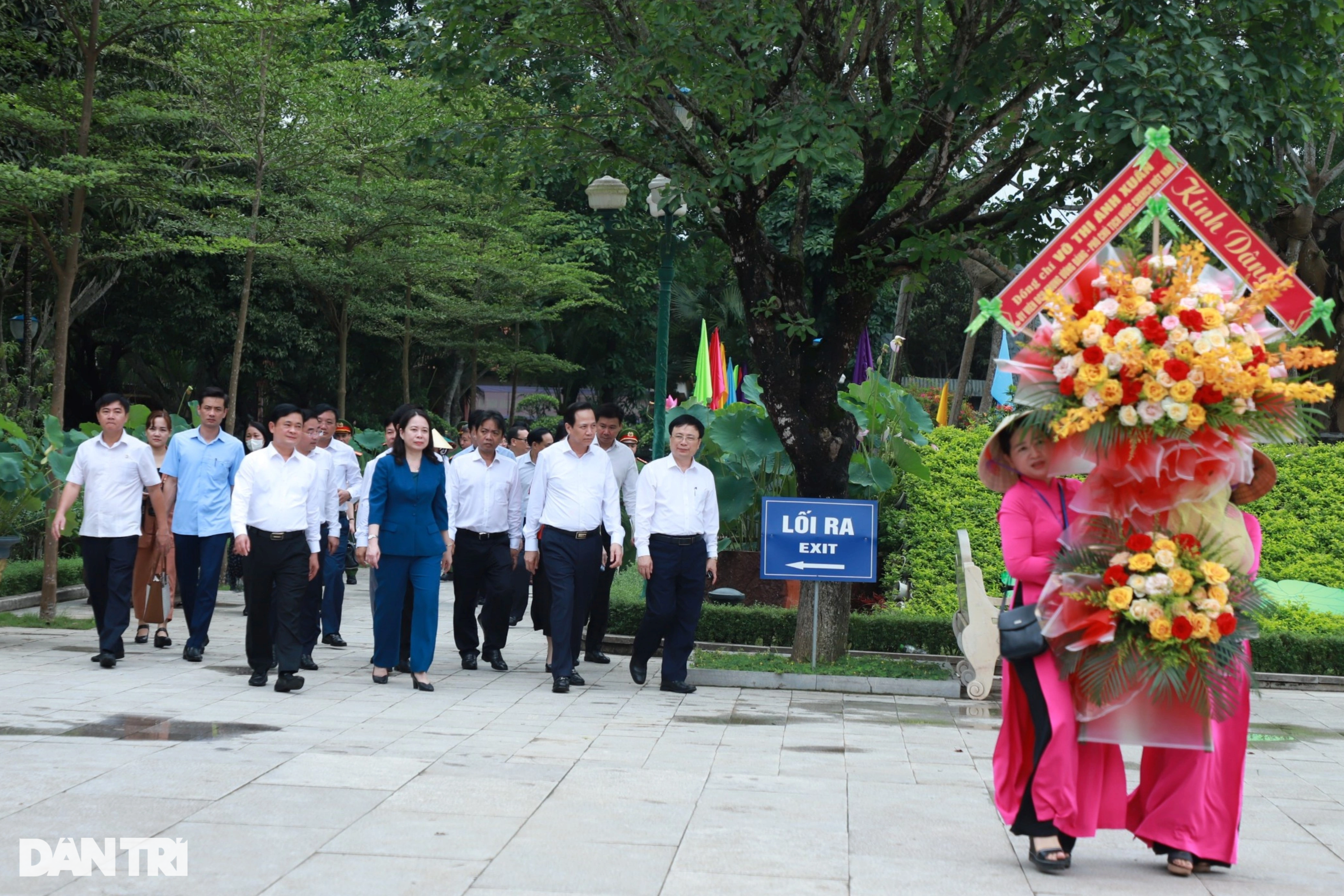 Phó Chủ tịch nước dâng hương tưởng niệm Chủ tịch Hồ Chí Minh - 1