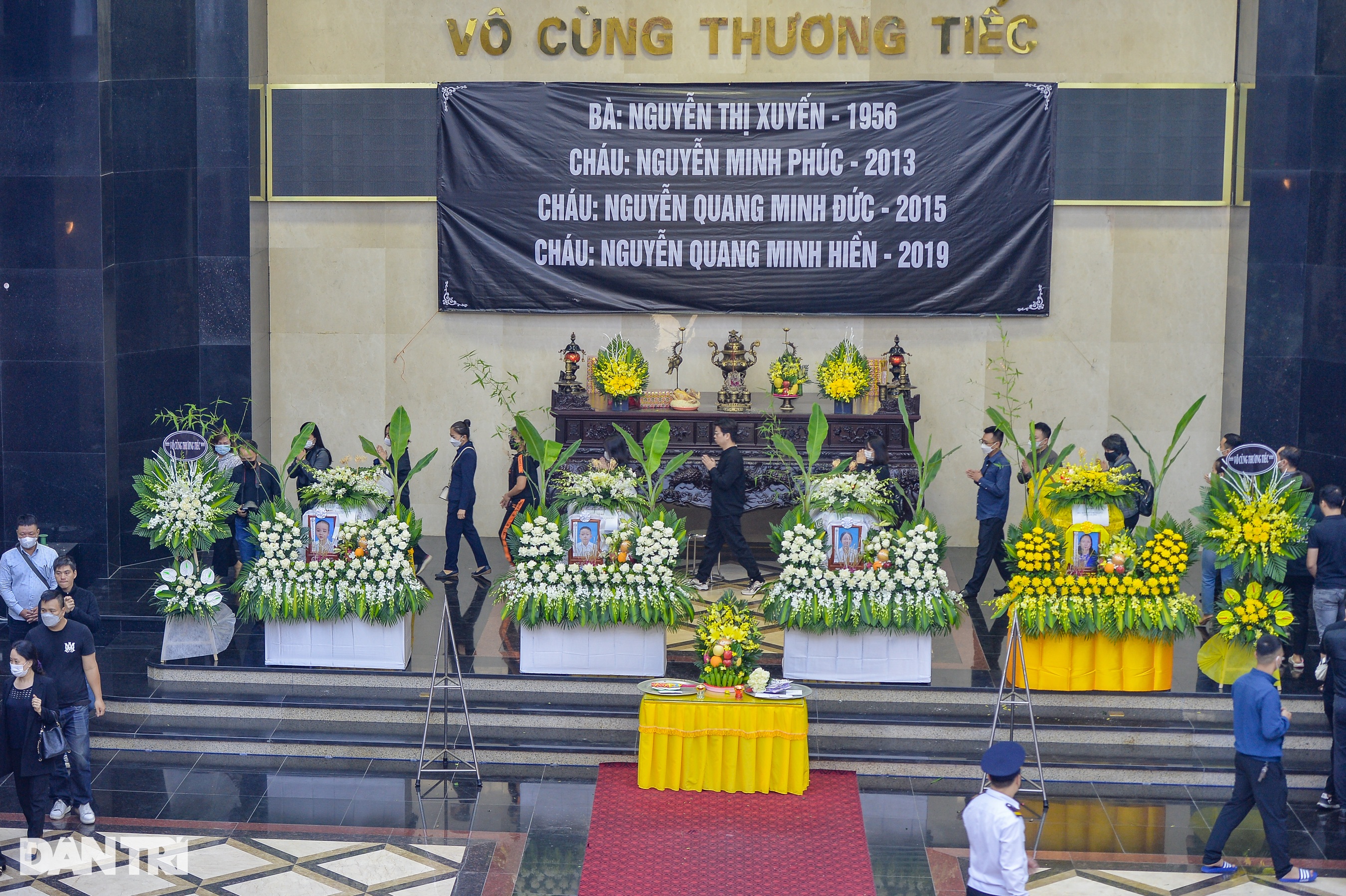 Vụ hỏa hoạn 4 bà cháu tử vong: Rớt nước mắt cảnh mẹ hôn tiễn biệt các con - 3 Vụ hỏa hoạn 4 bà cháu tử vong: Rớt nước mắt cảnh mẹ hôn tiễn biệt các con - 3