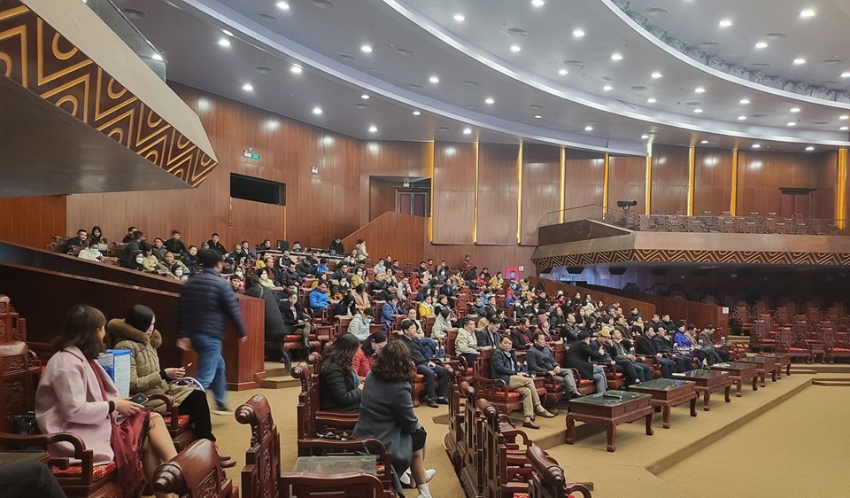 Hàng ghế gỗ Đồng Kỵ trong Nhà hát Dân ca Quan họ Bắc Ninh gây tranh cãi - 5