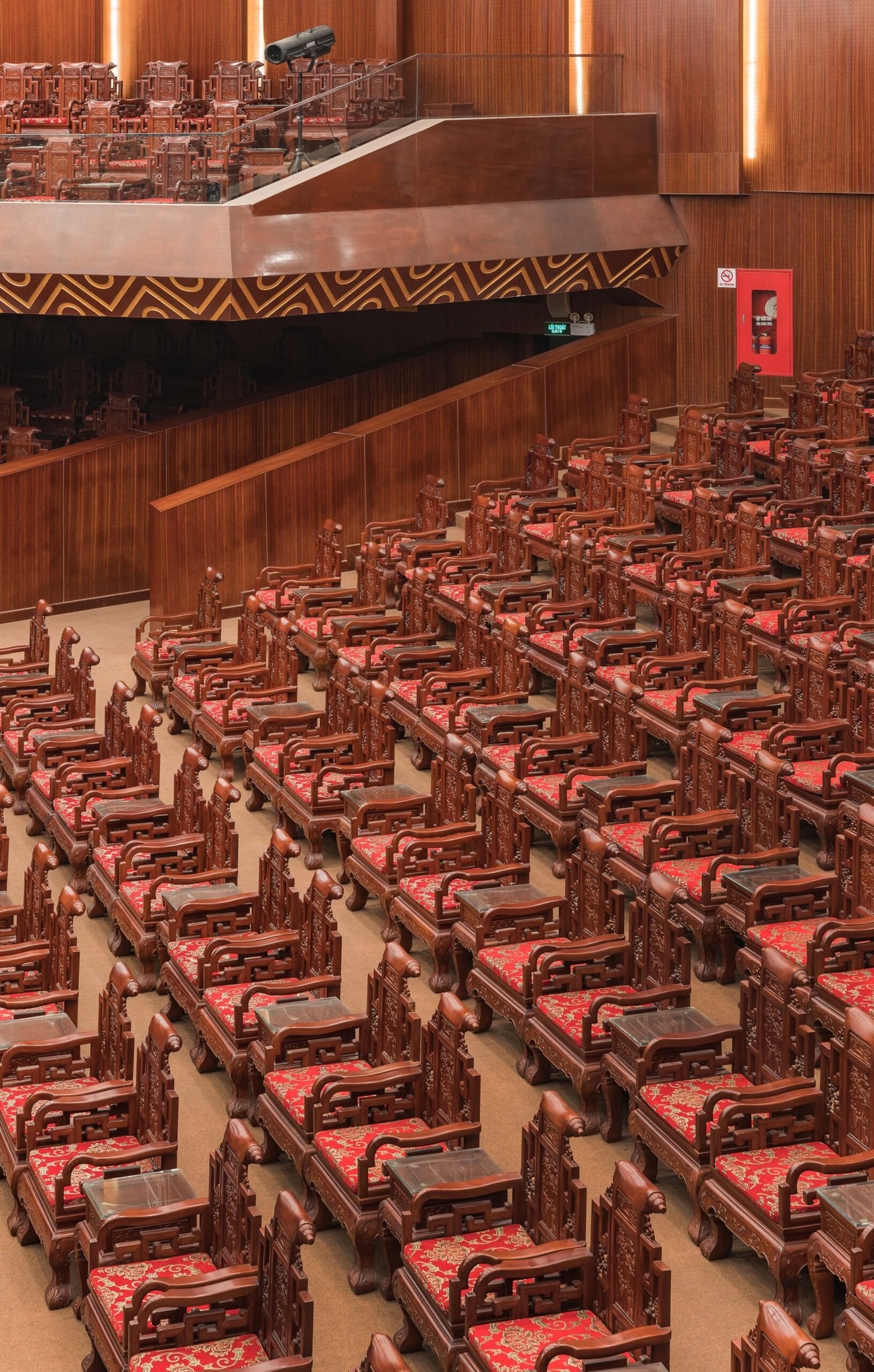 Hàng ghế gỗ Đồng Kỵ trong Nhà hát Dân ca Quan họ Bắc Ninh gây tranh cãi - 1