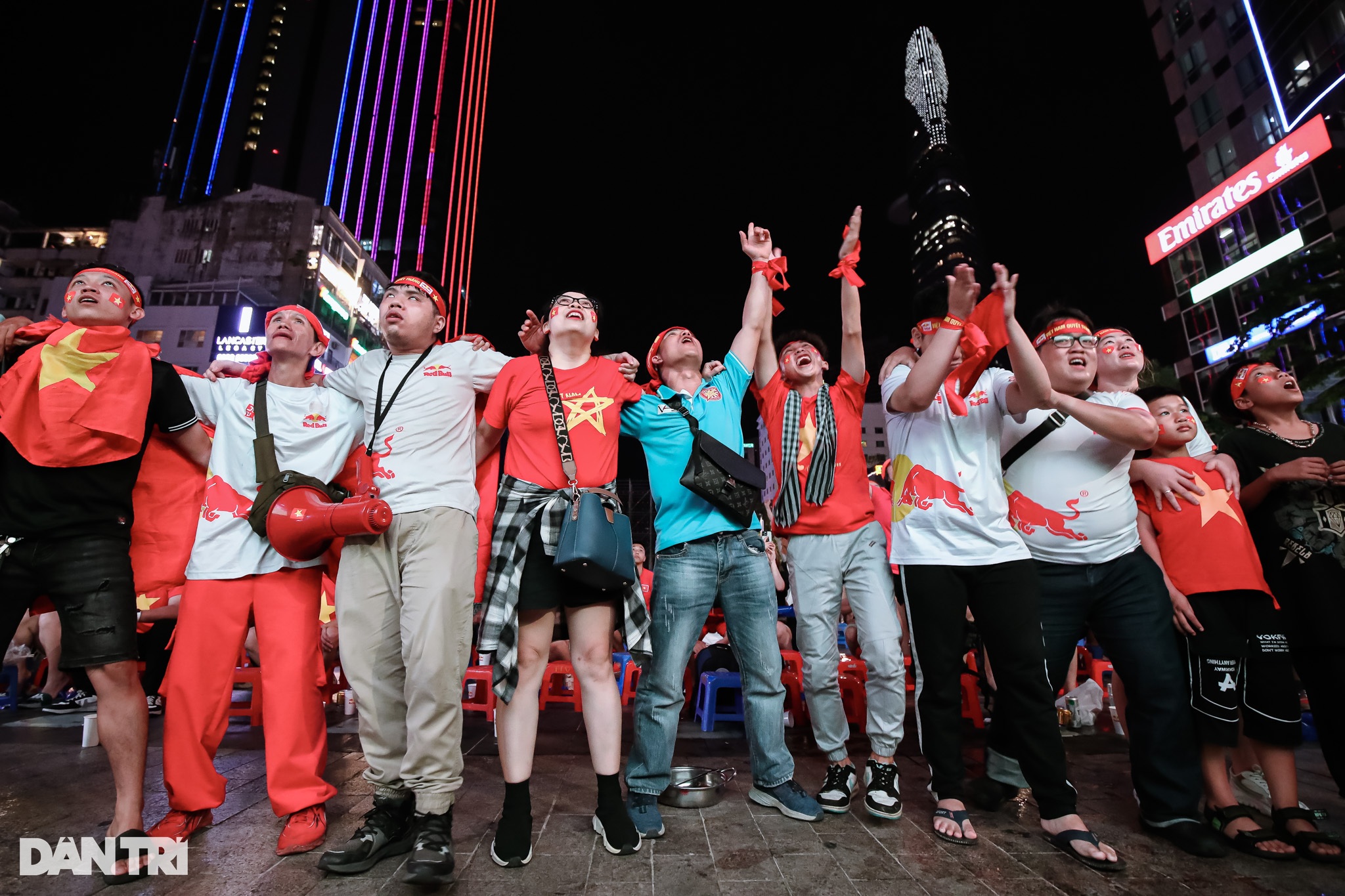 Die Menschen in Ho-Chi-Minh-Stadt brachen in Tränen aus, als die vietnamesische Frauenmannschaft die Goldmedaille bei den SEA Games gewann – 2 Die Menschen in Ho-Chi-Minh-Stadt brachen in Tränen aus, als die vietnamesische Frauenmannschaft die Goldmedaille bei den SEA Games gewann – 2