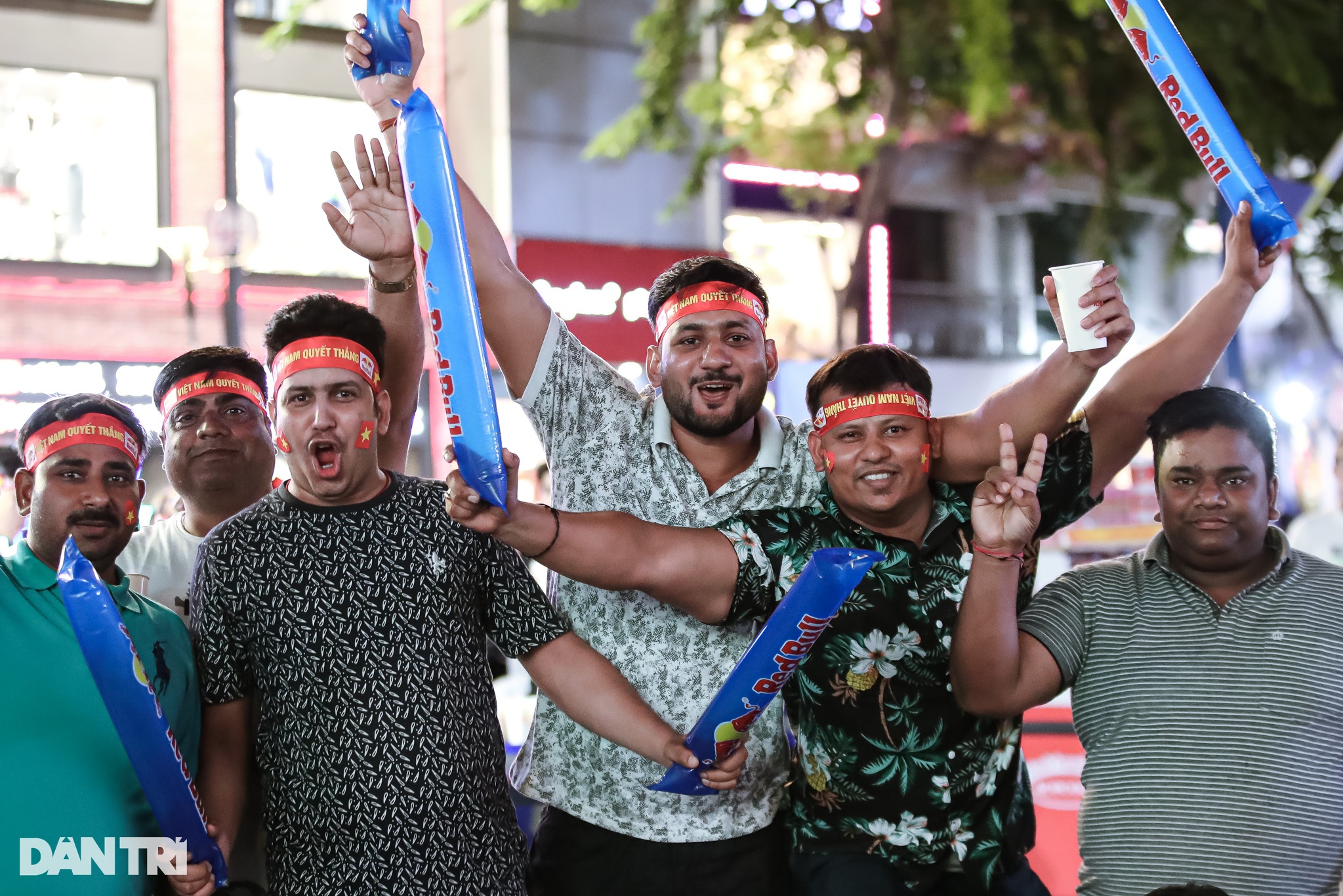 Die Menschen in Ho-Chi-Minh-Stadt brachen in Tränen aus, als die vietnamesische Frauenmannschaft bei den SEA Games – 5 – die Goldmedaille gewann Die Menschen in Ho-Chi-Minh-Stadt brachen in Tränen aus, als die vietnamesische Frauenmannschaft bei den SEA Games – 5 – die Goldmedaille gewann