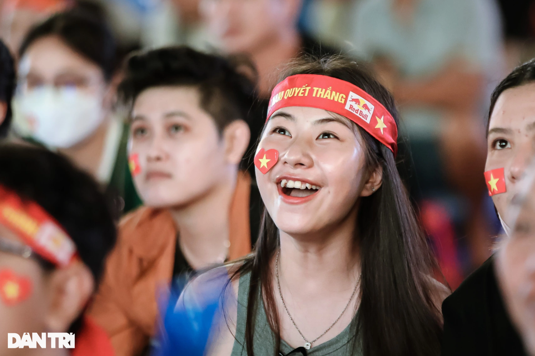 Người dân TPHCM vỡ òa khi tuyển nữ Việt Nam giành HCV SEA Games - 8
