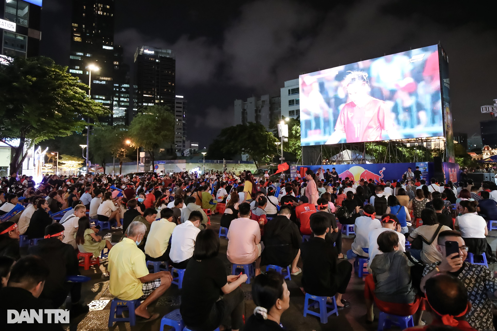 Die Menschen in Ho-Chi-Minh-Stadt brachen in Tränen aus, als das vietnamesische Frauenteam die Goldmedaille bei den SEA Games gewann – 4 Die Menschen in Ho-Chi-Minh-Stadt brachen in Tränen aus, als das vietnamesische Frauenteam die Goldmedaille bei den SEA Games gewann – 4