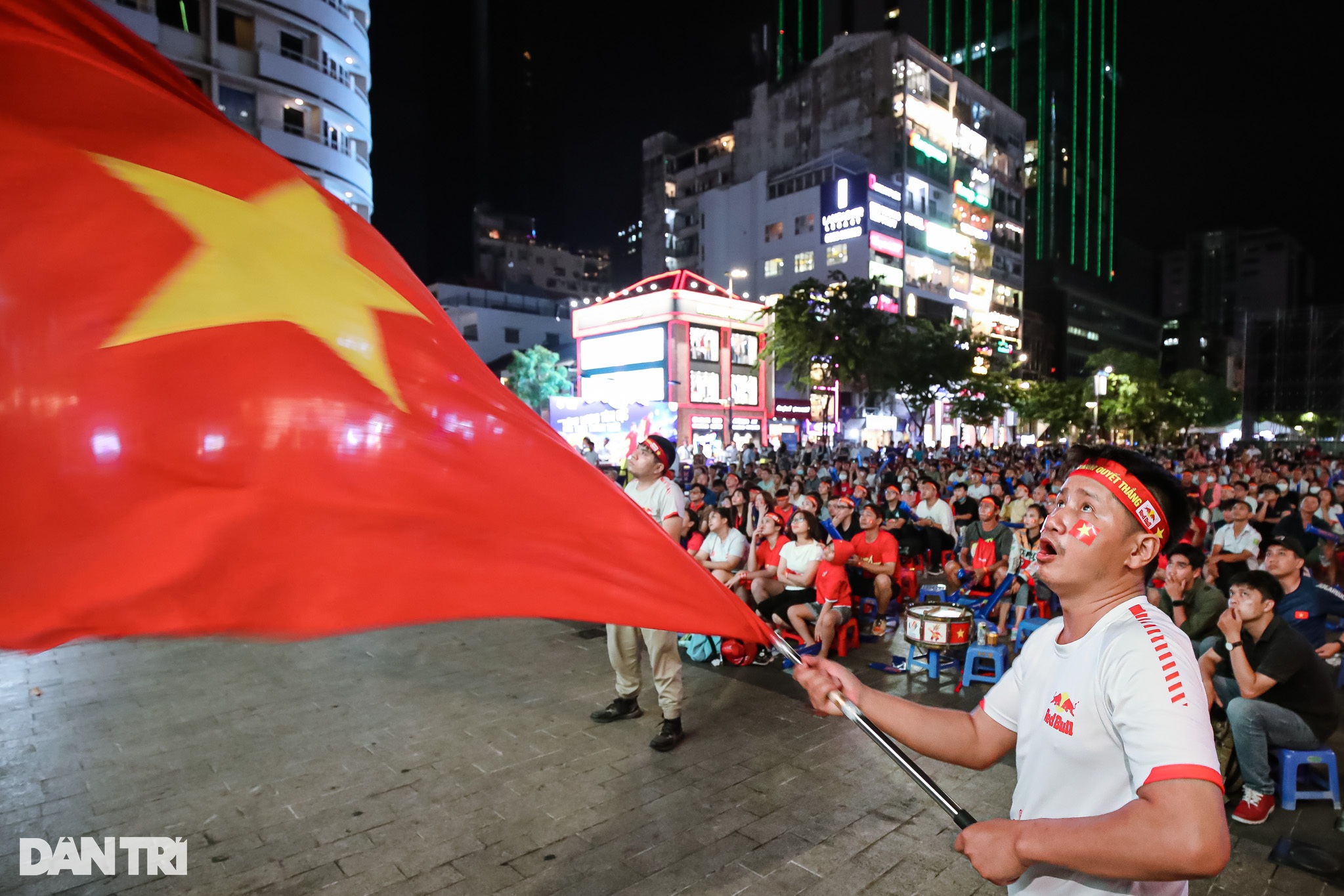 Người dân TPHCM vỡ òa khi tuyển nữ Việt Nam giành HCV SEA Games - 12