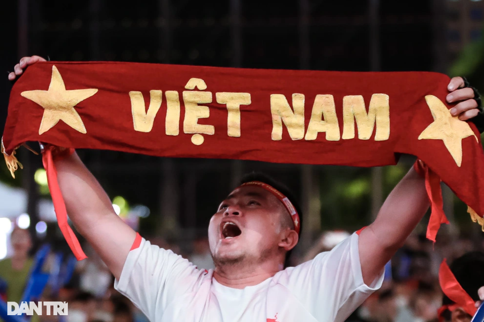 Người dân TPHCM vỡ òa khi tuyển nữ Việt Nam giành HCV SEA Games - 1