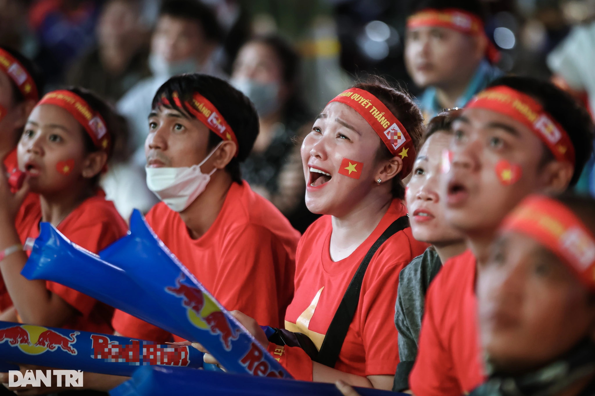 Người dân TPHCM vỡ òa khi tuyển nữ Việt Nam giành HCV SEA Games - 7