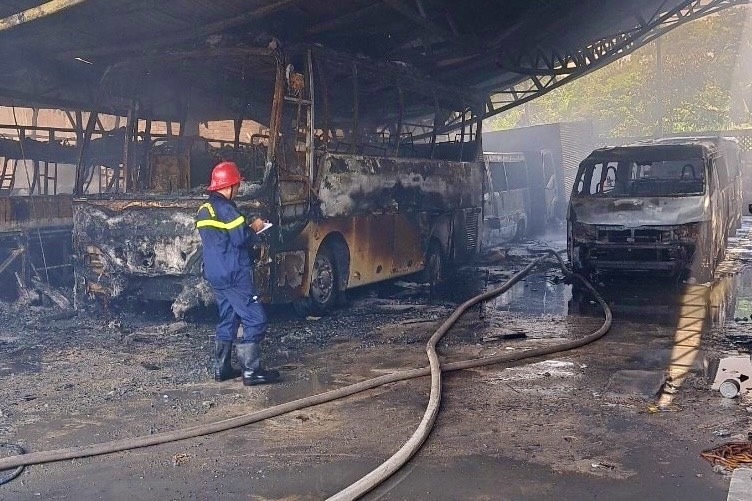 8 ô tô bị thiêu rụi trong vụ cháy bãi xe ở TPHCM - 2