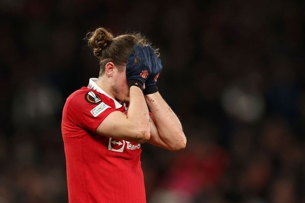Thêm ngôi sao Man Utd chấn thương nghỉ hết mùa giải - 1