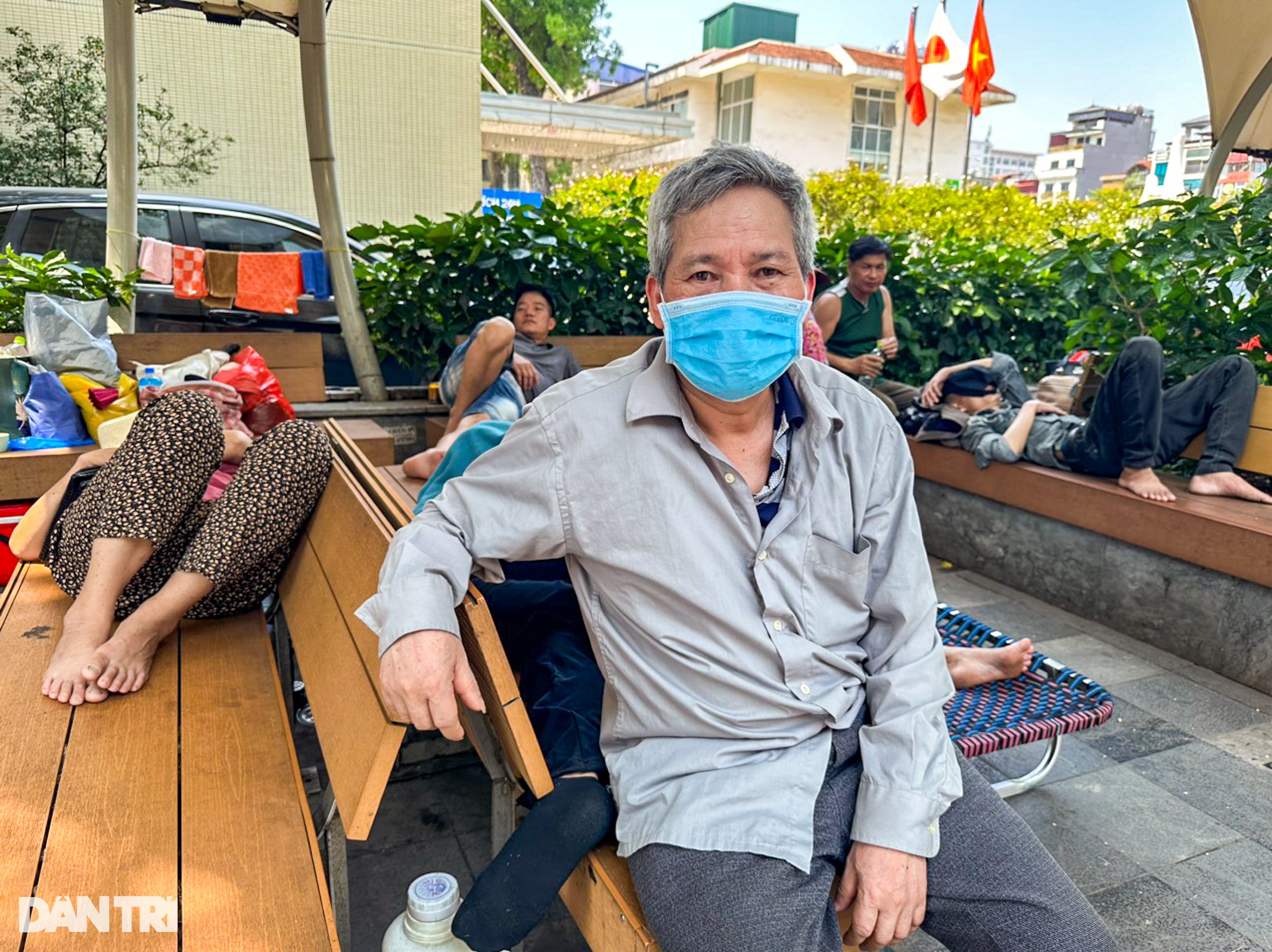 Người dân vạ vật hành lang, ghế đá bệnh viện dưới nắng nóng trên 50 độ - 9 Người dân vạ vật hành lang, ghế đá bệnh viện dưới nắng nóng trên 50 độ - 9