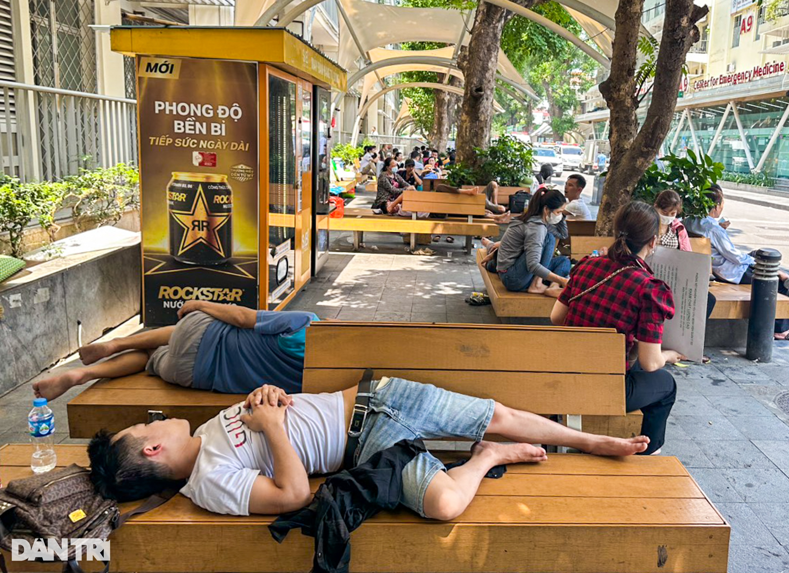 Người dân vạ vật hành lang, ghế đá bệnh viện dưới nắng nóng trên 50 độ - 3 Người dân vạ vật hành lang, ghế đá bệnh viện dưới nắng nóng trên 50 độ - 3