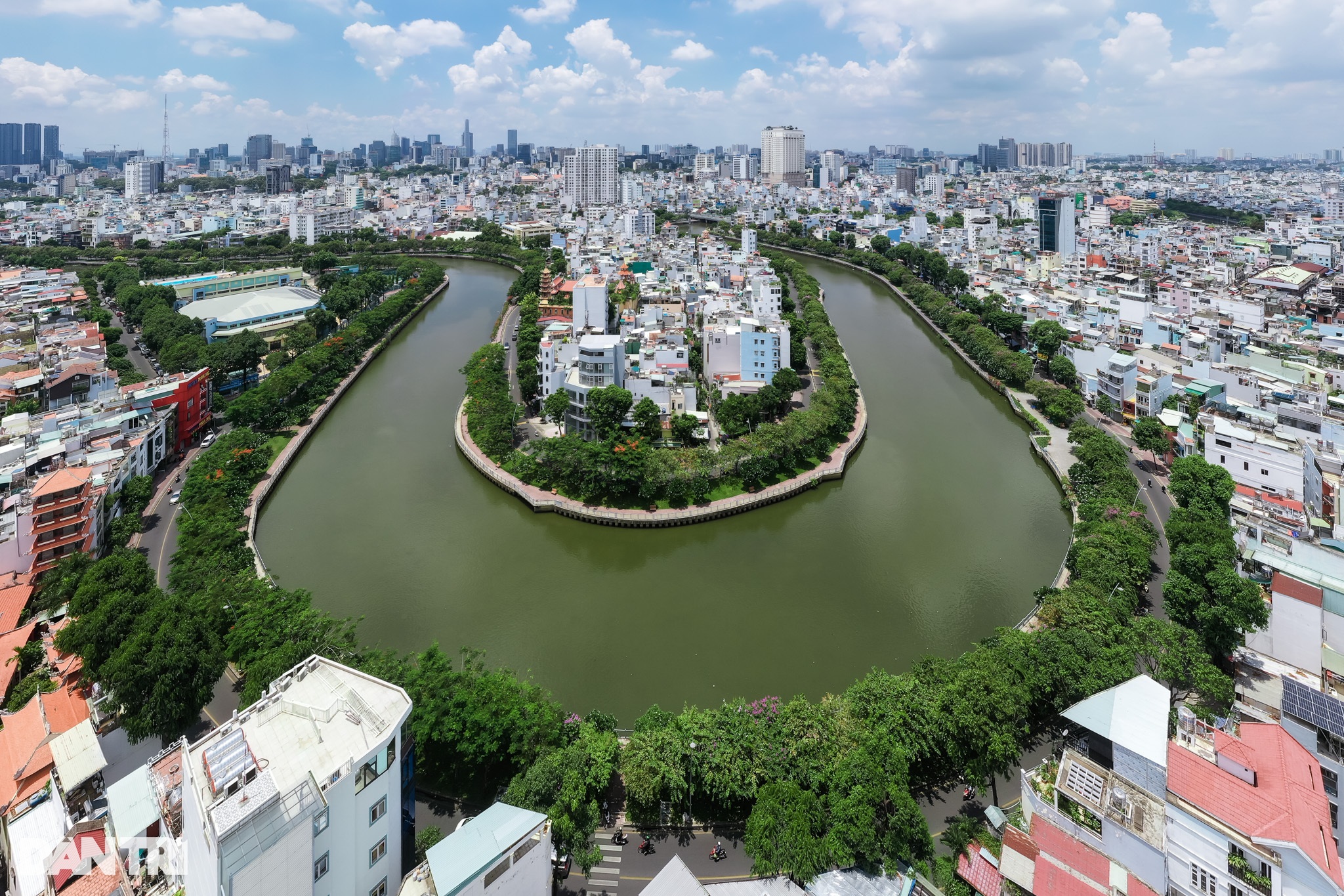 Những con đường rợp bóng cây xanh, xua tan cái nóng ở TPHCM - 2 Những con đường rợp bóng cây xanh, xua tan cái nóng ở TPHCM - 2