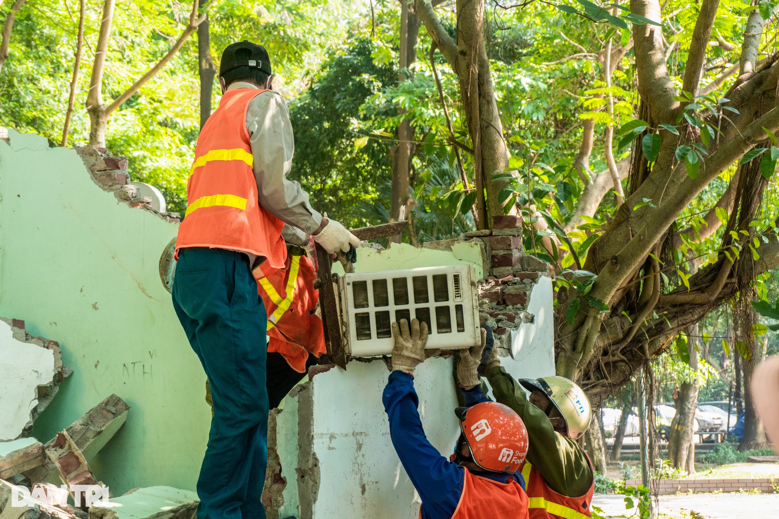 Hà Nội: Tháo dỡ công trình vi phạm trong Công viên Tuổi trẻ Thủ đô - 2