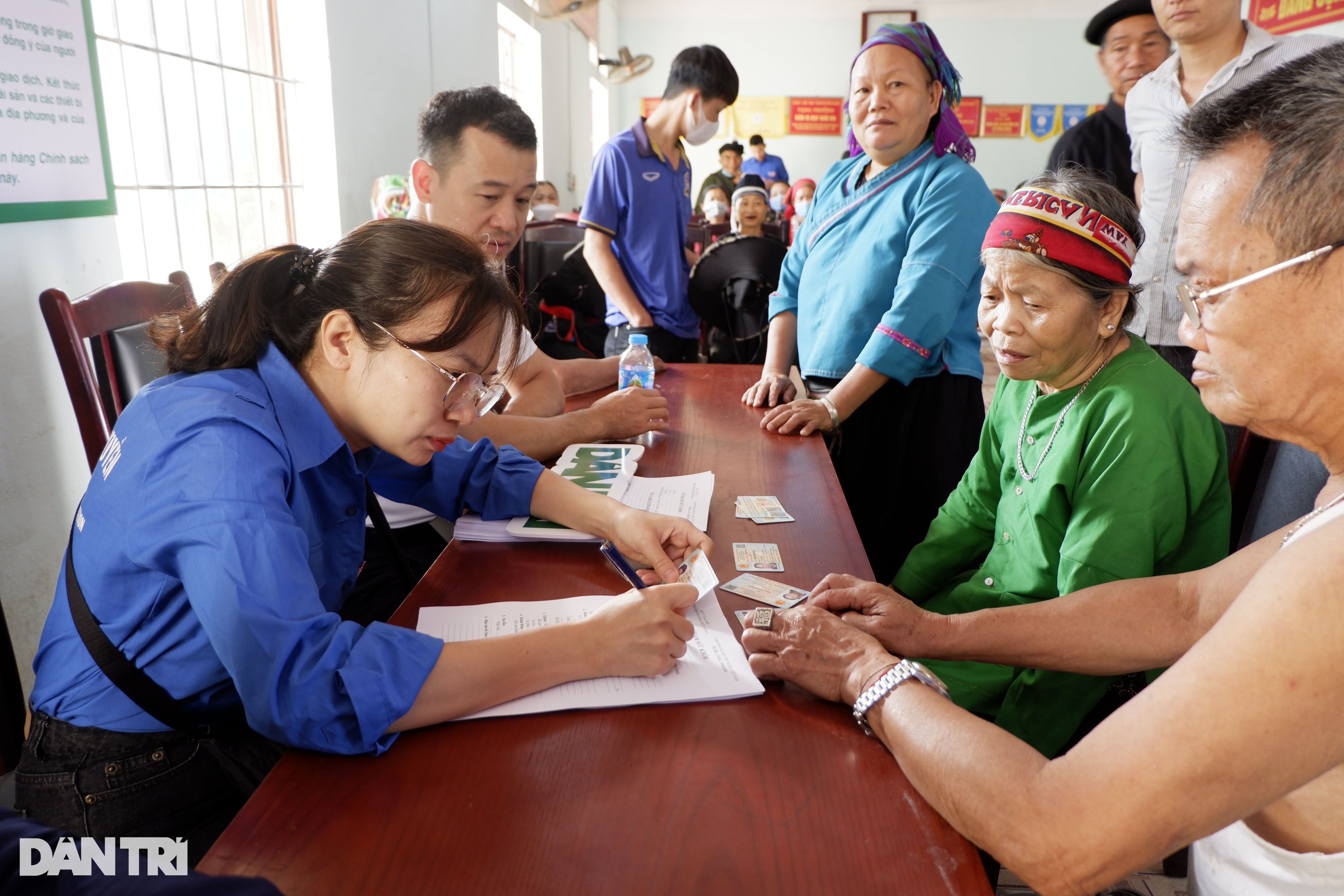 Khởi công nhà bán trú tại nơi học sinh ở nhà tôn nóng như lò bánh mì - 14