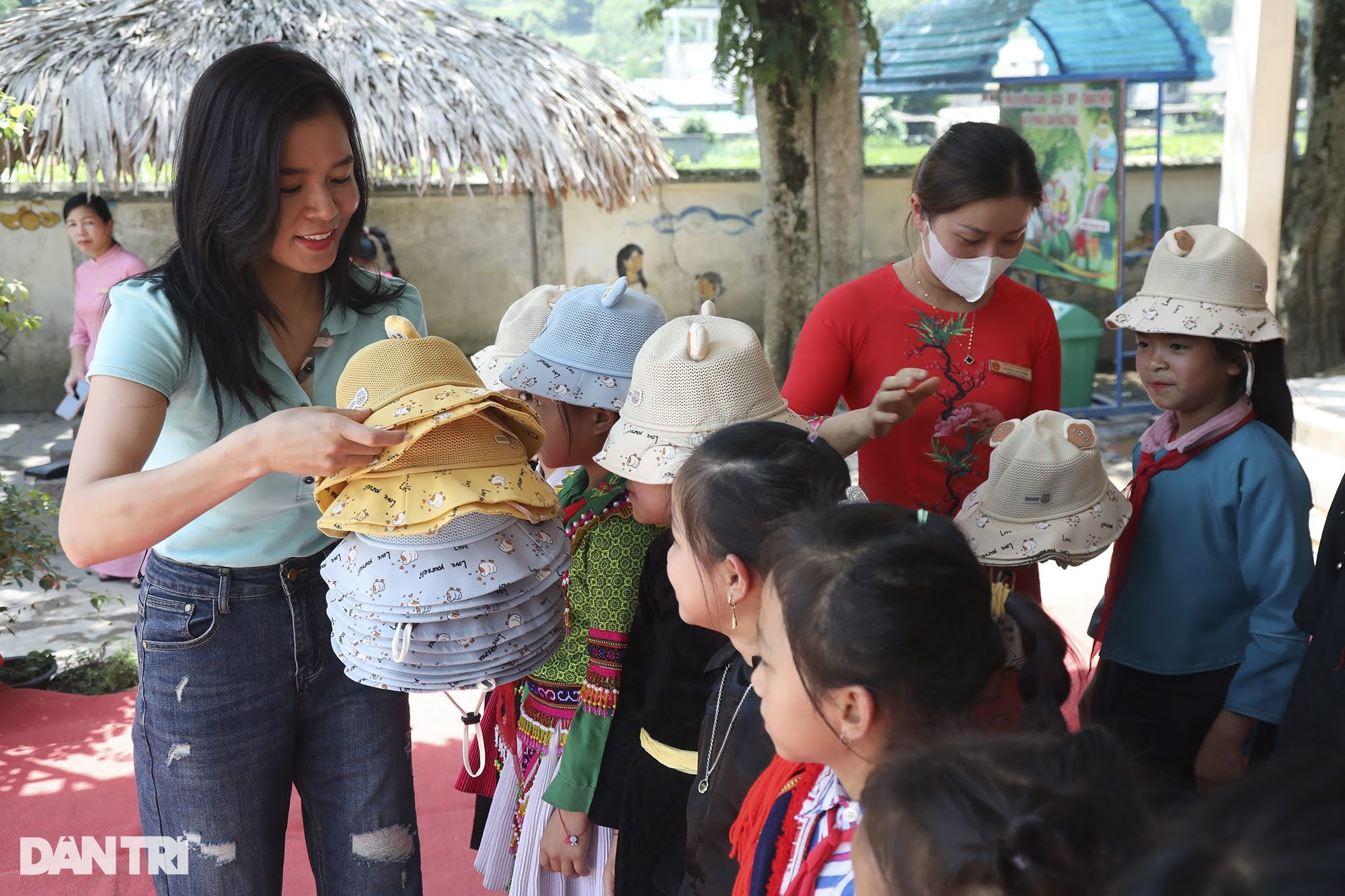 Khởi công nhà bán trú tại nơi học sinh ở nhà tôn nóng như lò bánh mì - 11