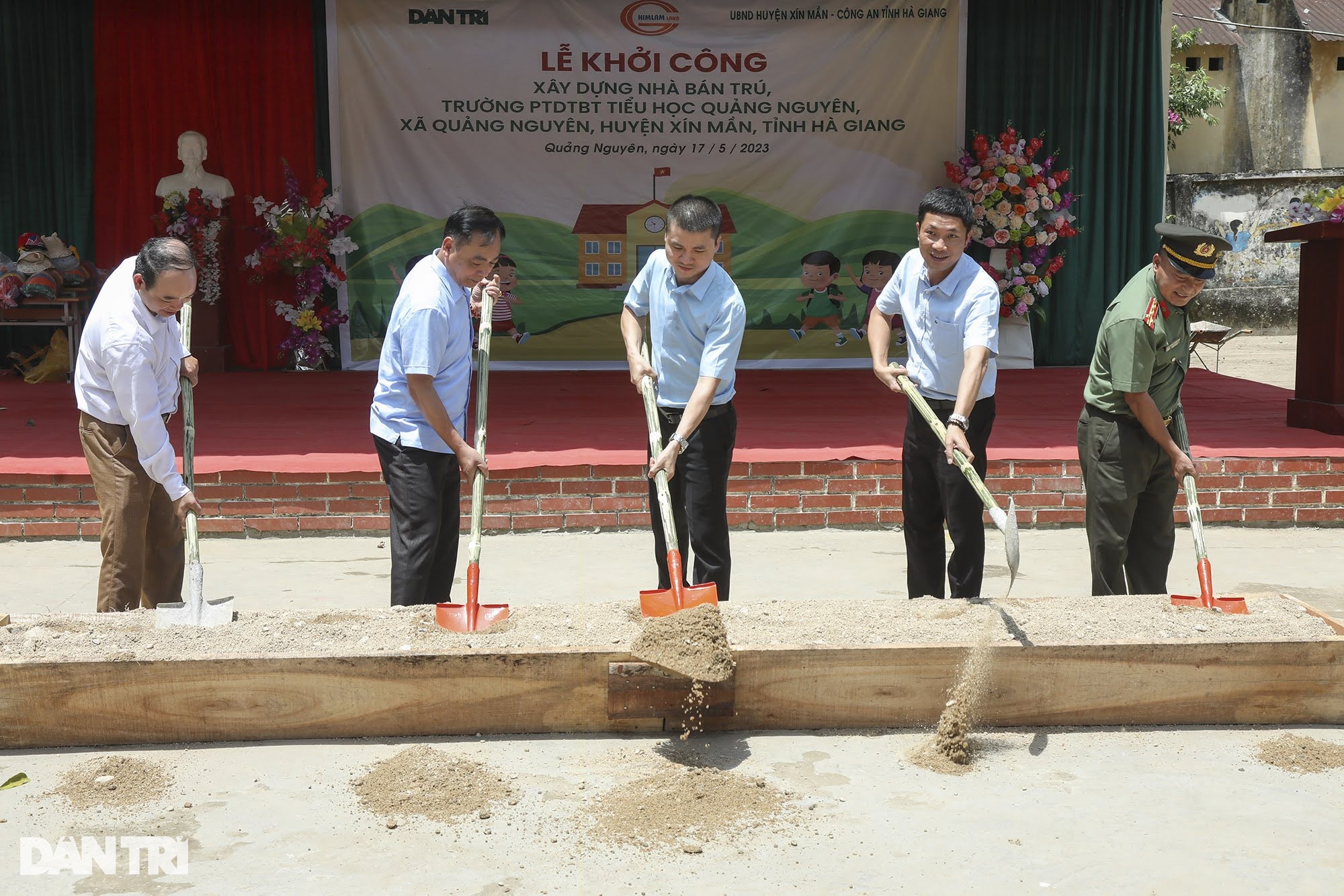 Khởi công nhà bán trú tại nơi học sinh ở nhà tôn nóng như lò bánh mì - 9