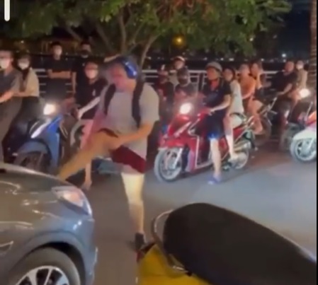 Hà Nội: Cô gái trẻ lao ra giữa phố chặn ô tô, hành hung người đi đường - 1