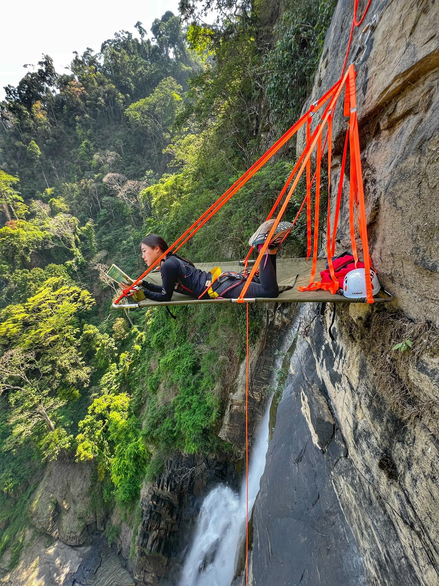 View - Thót tim cô gái Việt treo dây ngủ qua đêm giữa vách đá dựng đứng | Báo Dân trí
