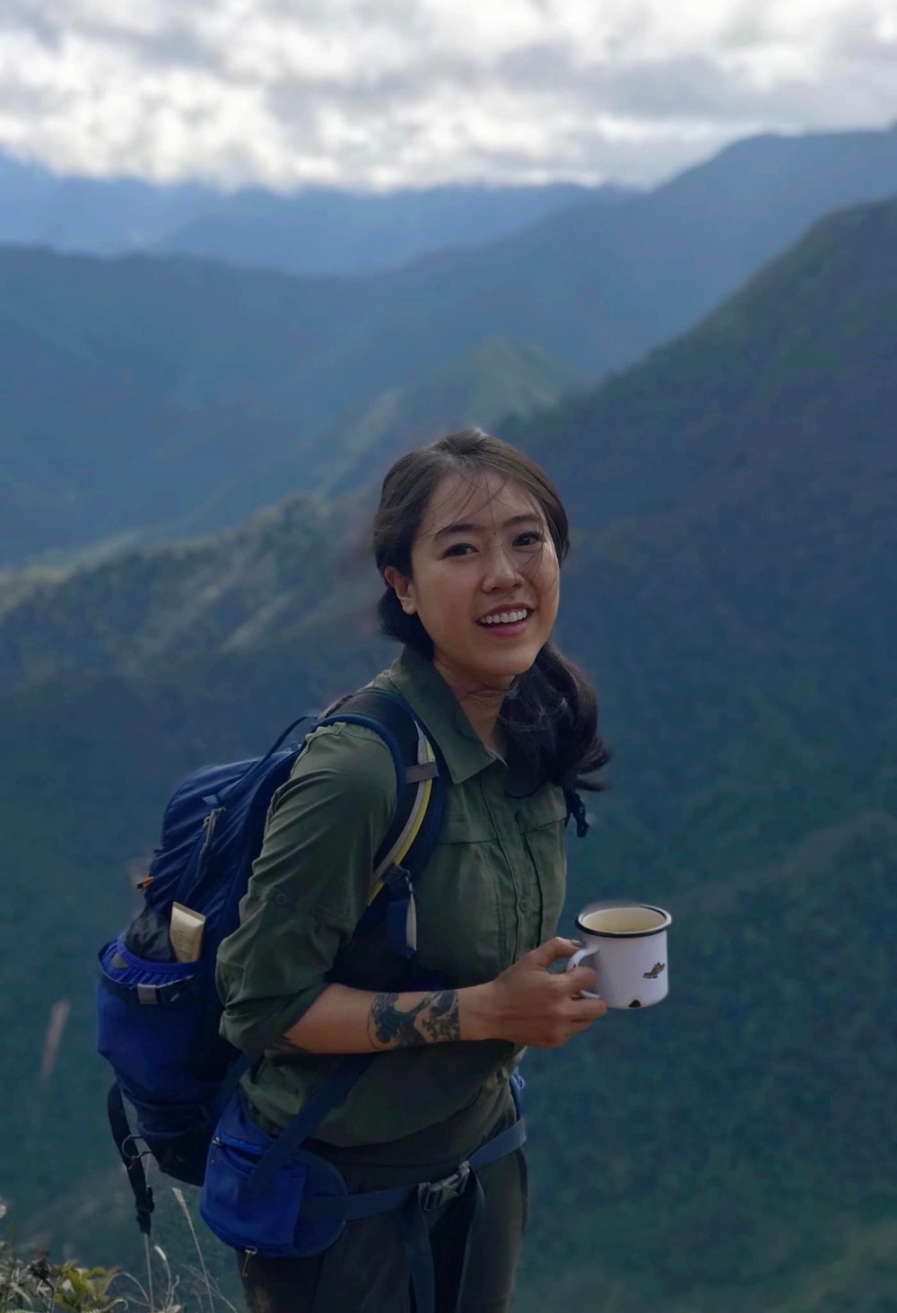 View - Thót tim cô gái Việt treo dây ngủ qua đêm giữa vách đá dựng đứng | Báo Dân trí