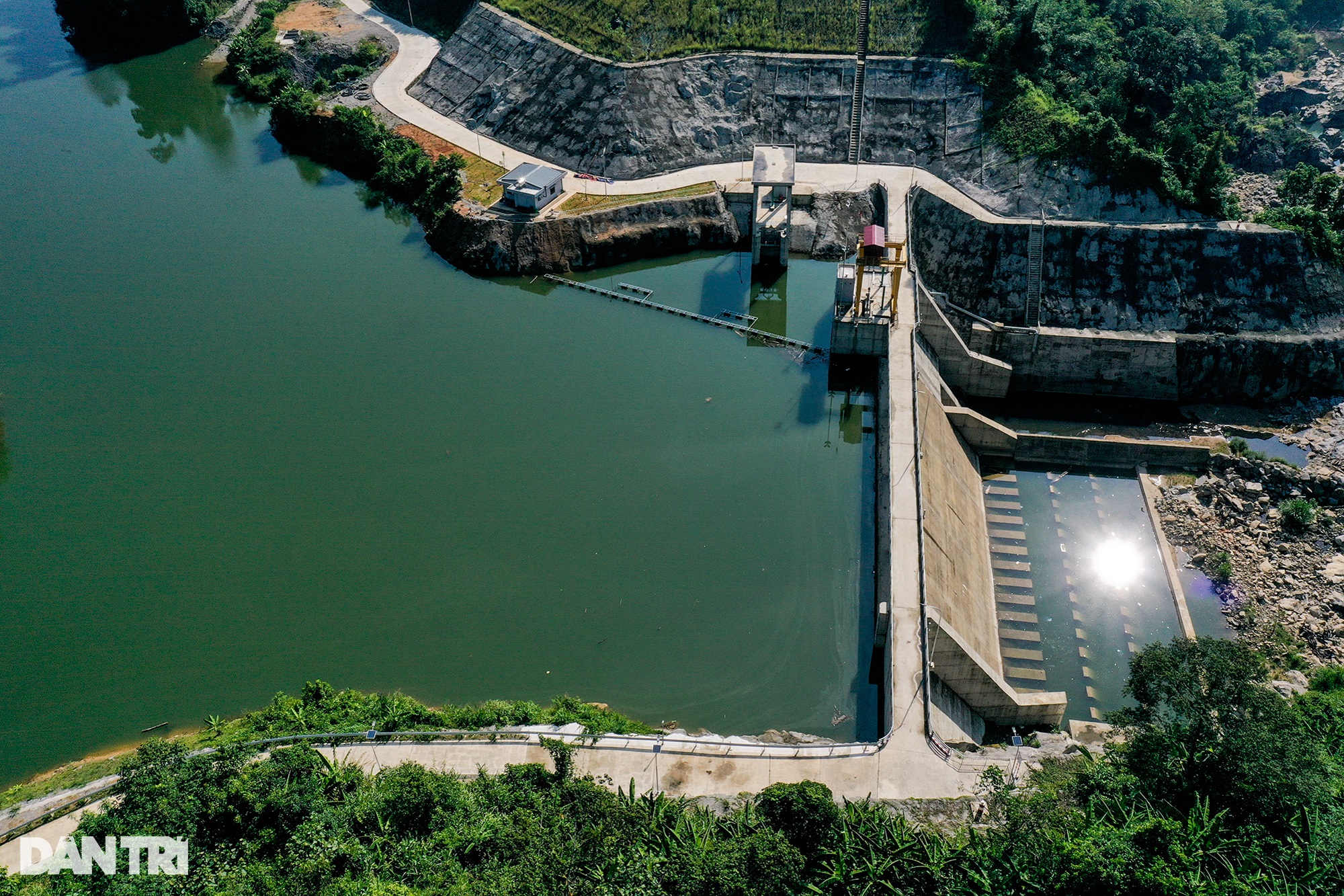 Cận cảnh nhà máy thủy điện hơn 1.000 tỷ chưa giao đất đã tích nước vận hành - 5
