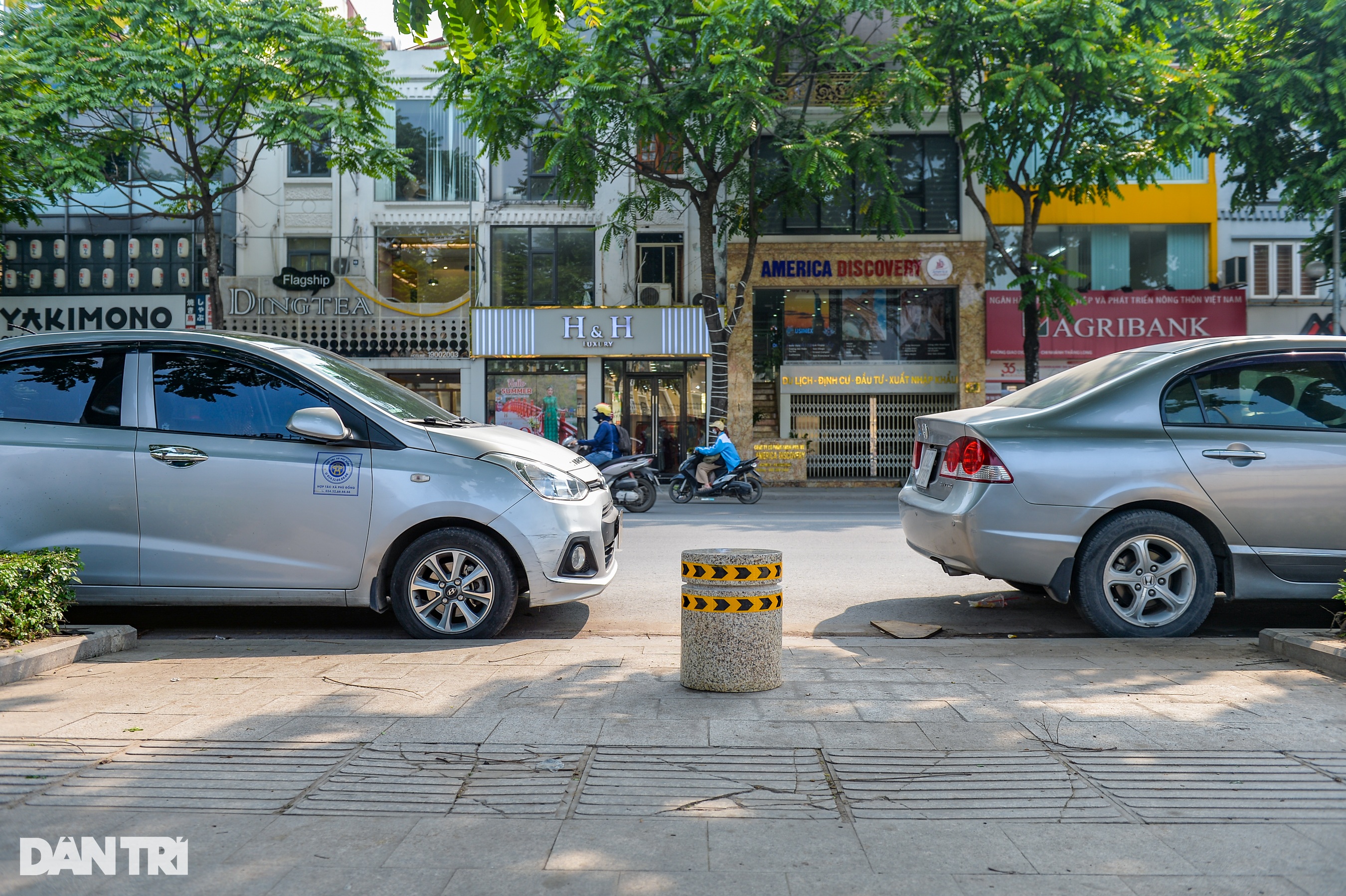 Hà Nội: Lắp hàng loạt trụ đá trên vỉa hè để ngăn chặn ô tô dừng, đỗ - 7