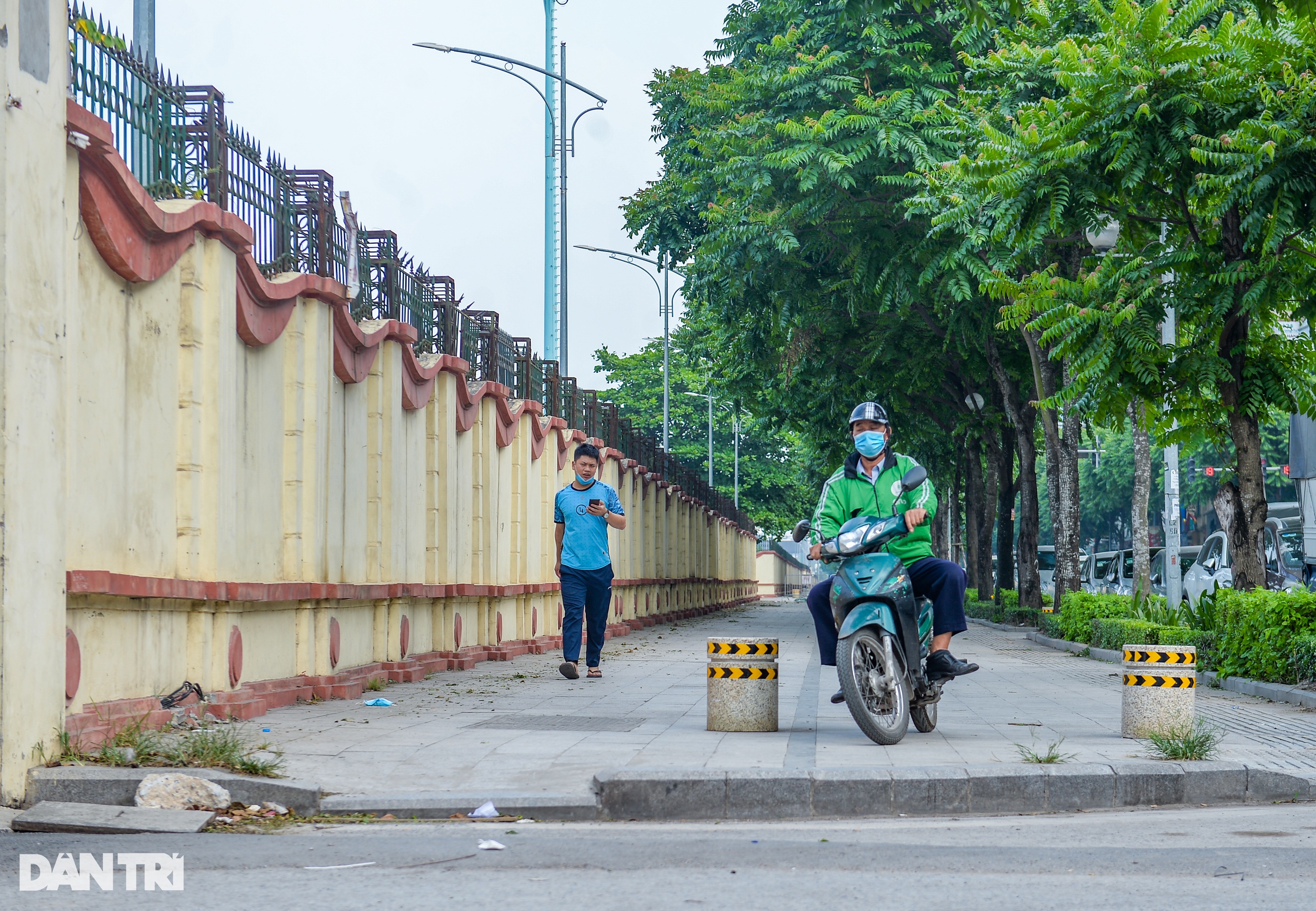 Hà Nội: Lắp hàng loạt trụ đá trên vỉa hè để ngăn chặn ô tô dừng, đỗ - 4