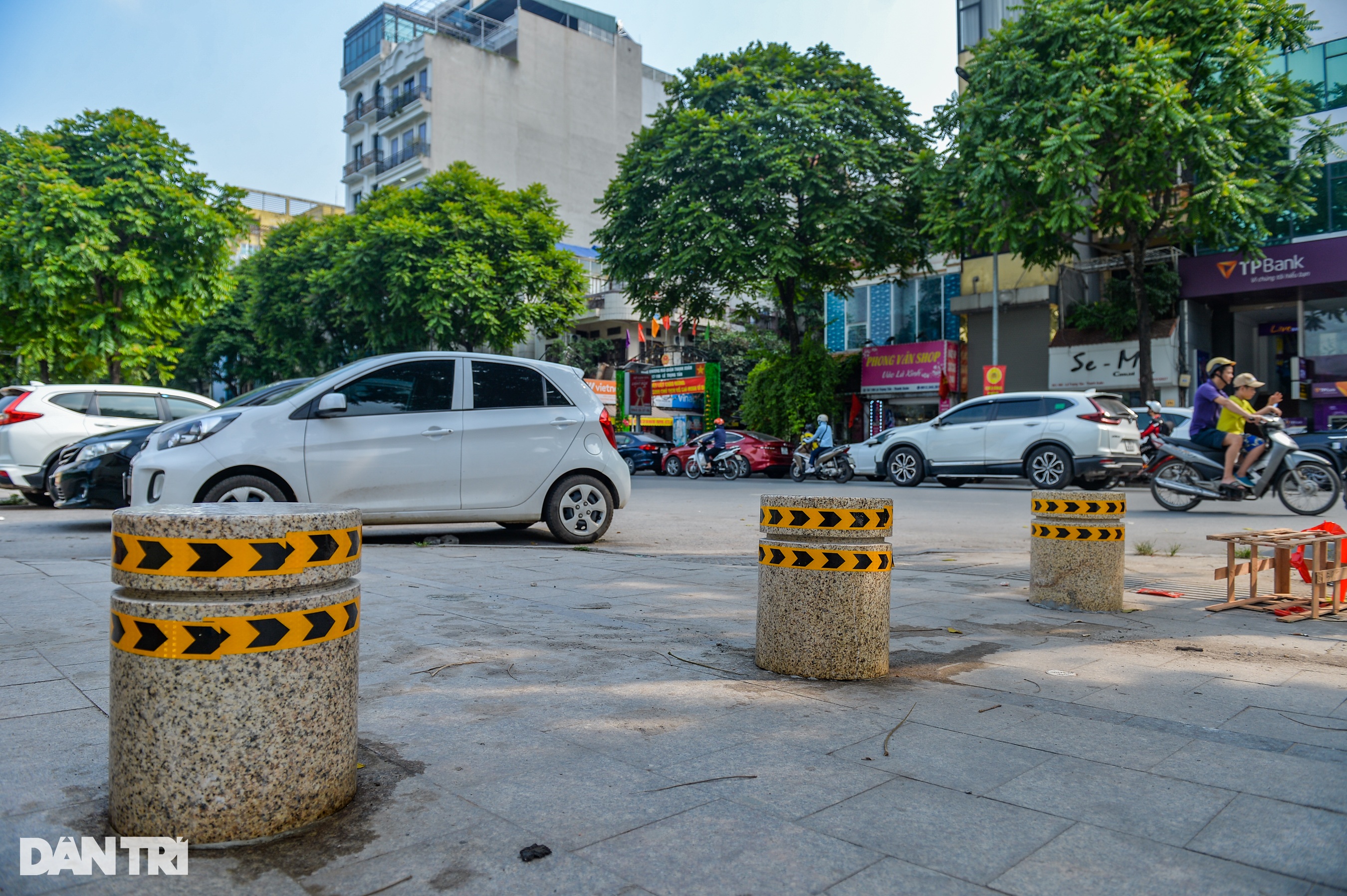 Hà Nội: Lắp hàng loạt trụ đá trên vỉa hè để ngăn chặn ô tô dừng, đỗ - 2