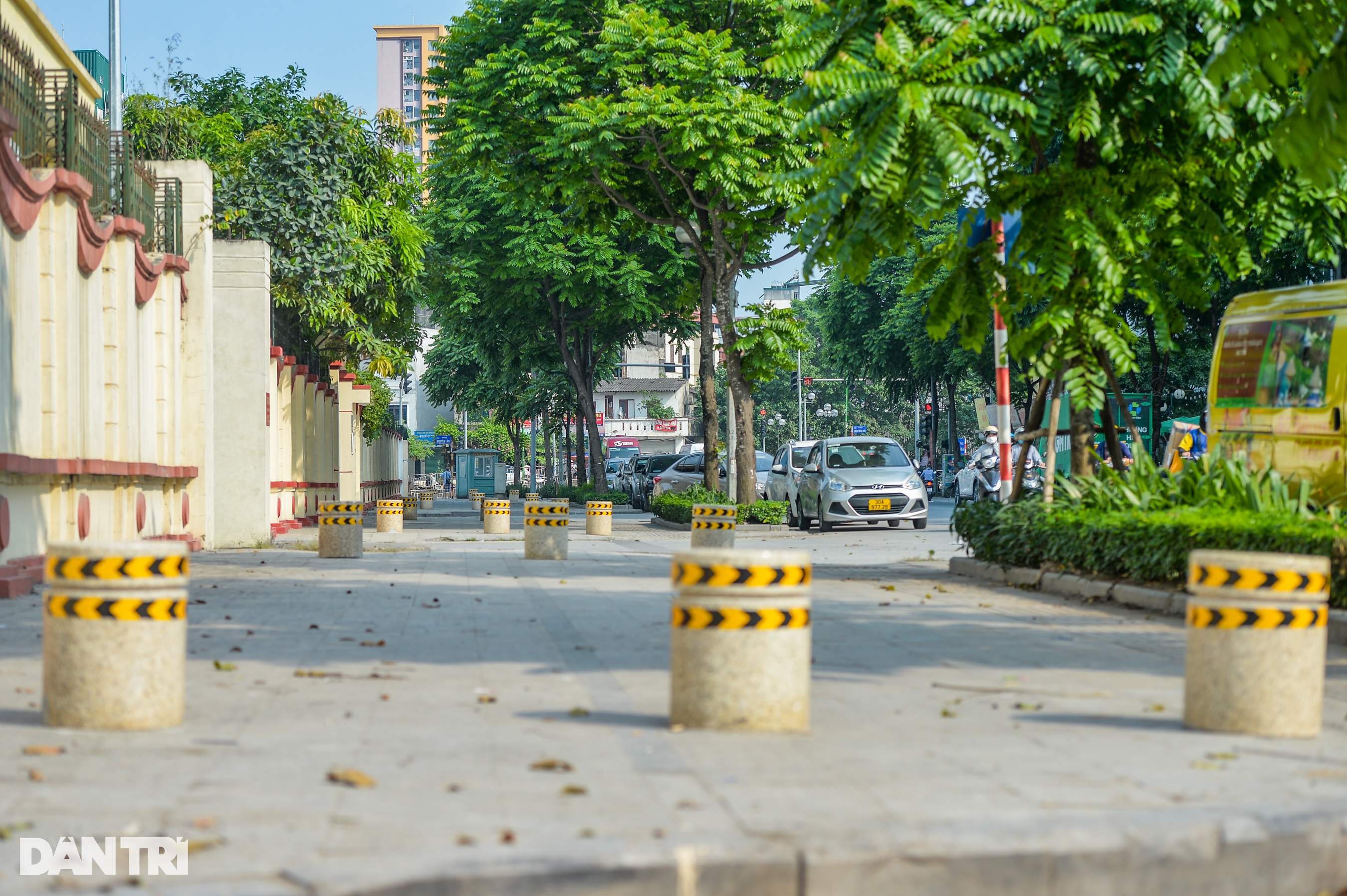 Hà Nội: Lắp hàng loạt trụ đá trên vỉa hè để ngăn chặn ô tô dừng, đỗ - 1